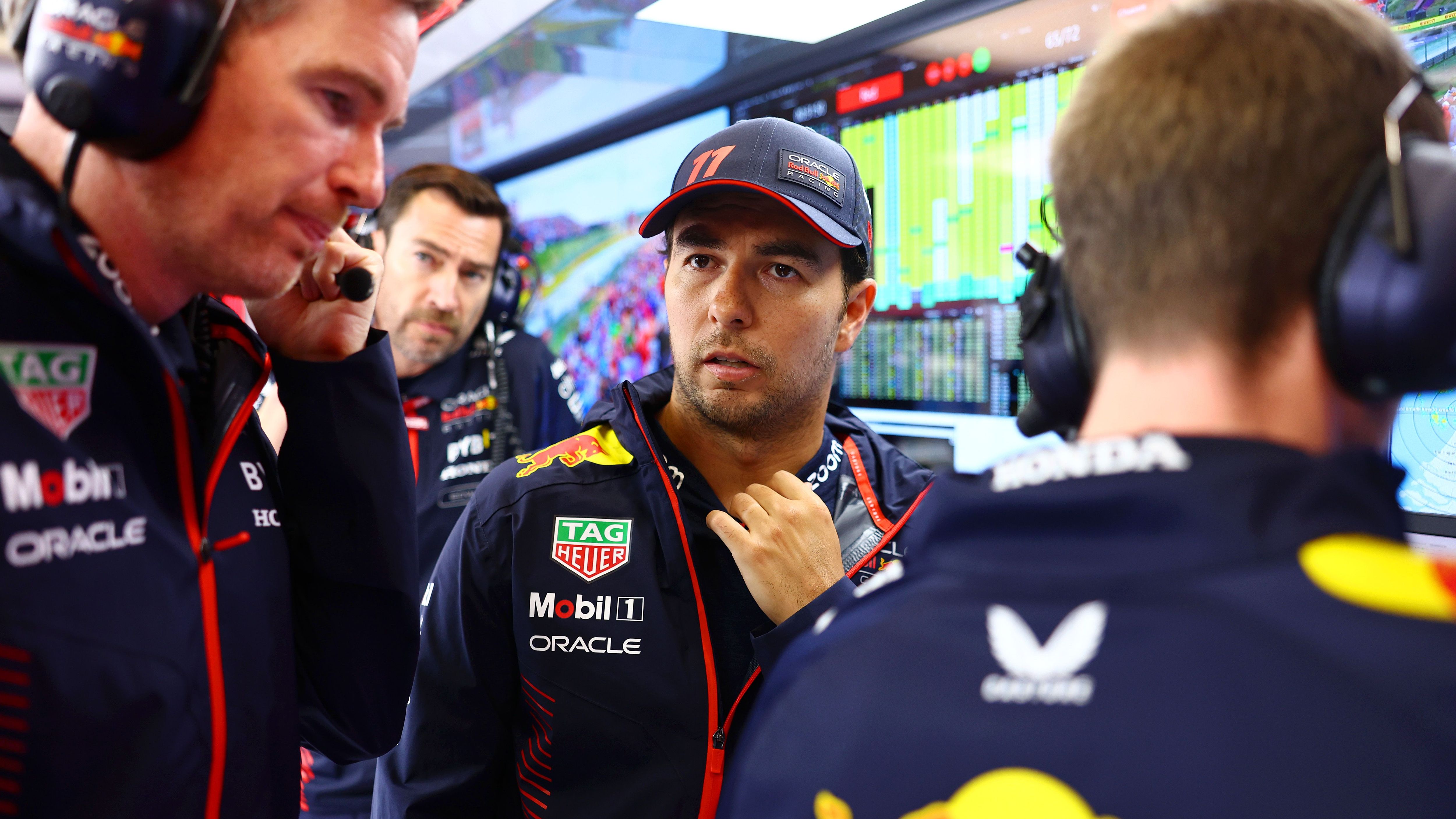 <strong>Verlierer: Sergio Perez</strong><br>Der Mexikaner kann fast froh sein, dass Daniel Ricciardo jetzt erst einmal ausfällt. Denn der Australier gilt als heißer Kandidat, um Perez im kommenden Jahr bei Red Bull abzulösen. Seine Vorstellung in Zandvoort war erneut enttäuschend. Im Qualifying wurde Perez nur Siebter, im Rennen schmiss er ein Podium zudem durch eine unnötige Strafe wegen zu schnellen Fahrens in der Boxengasse weg.