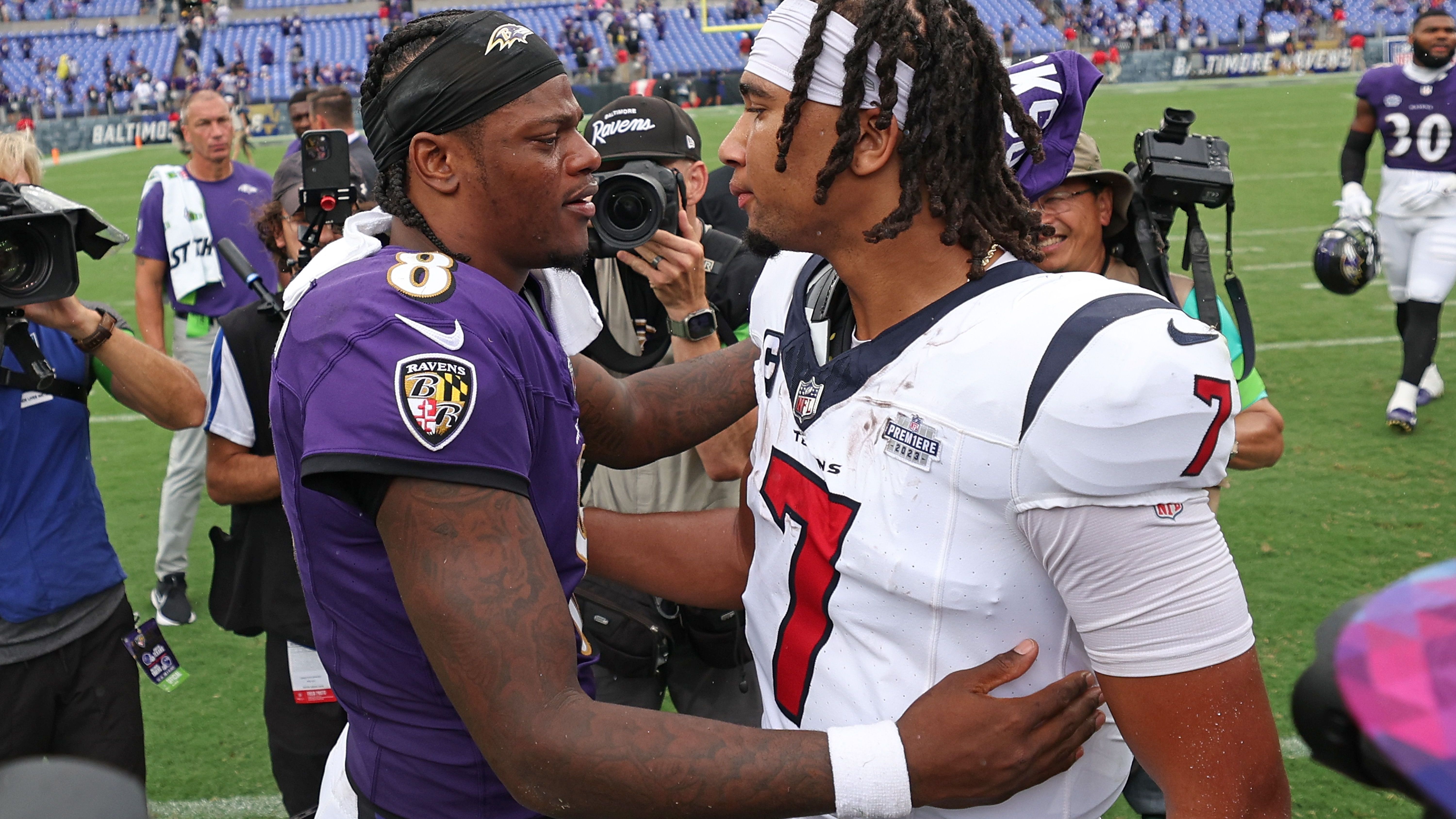 <strong>Texans @ Ravens: MVP-Kandidat gegen möglichen Rookie of the Year</strong><br>Quarterback Lamar Jackson von den Ravens gilt nach einer überragenden Saison als der wahrscheinliche MVP-Kandidat. Ob die Ravens dadurch im Vorteil sind? Nicht unbedingt, denn Texans-QB C.J. Stroud ist ein möglicher "Offensive Rookie of the Year". Jackson ist bereits seit 2018 in der NFL, gewann aber nur eines von fünf Playoff-Spielen.&nbsp;