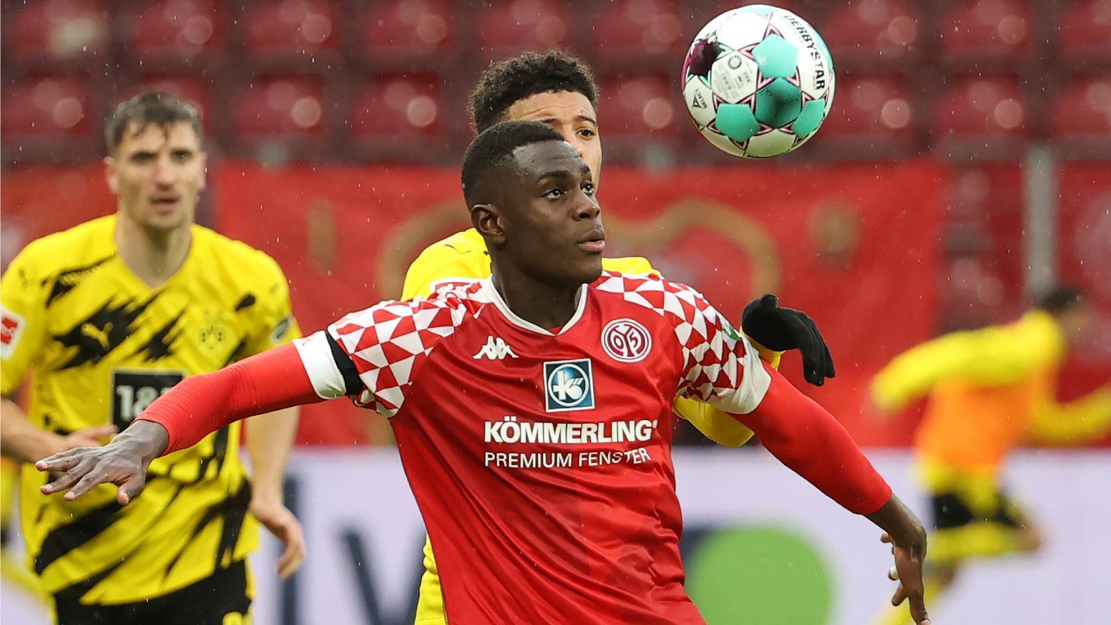 
                <strong>Platz 8 (geteilt): Moussa Niakhate (1. FSV Mainz 05)</strong><br>
                Der letzte achte Platz ist Moussa Niakhate vom 1. FSV Mainz 05 vorbehalten. Der Franzose spielte nach einer fürchterlichen Hinrunde eine unglaublich gute Rückrunde. Mainz-Coach Bo Svensson vertraute ihm nahezu durchweg und er hielt gemeinsam mit Nebenmann Jeremiah St. Juste die Defensive der Mainzer dicht. Er steigerte seinen Wert um fünf Millionen auf insgesamt 15 Millionen Euro.
              