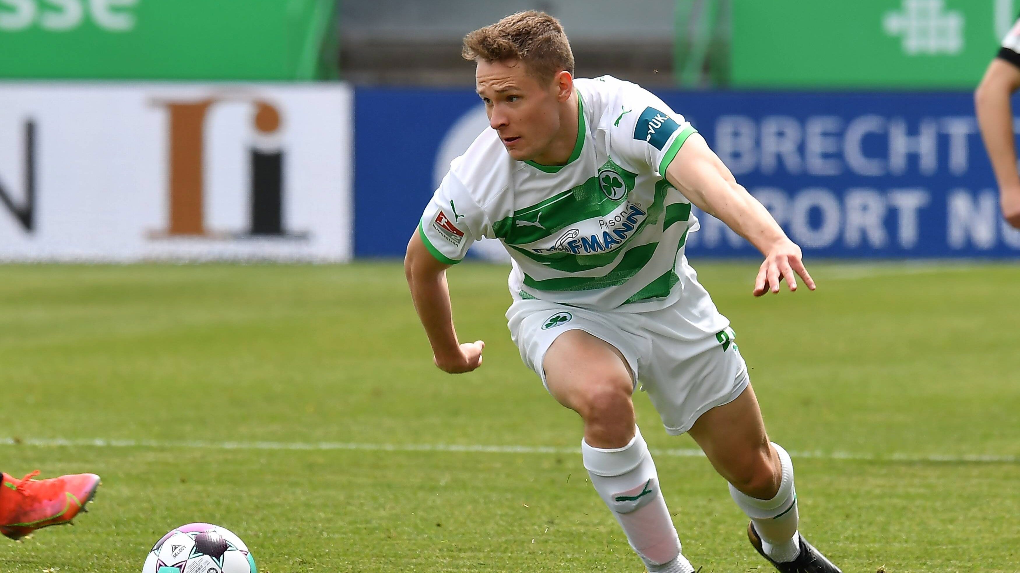 
                <strong>Paul Jaeckel (SpVgg Greuther Fürth)</strong><br>
                Für Schlotterbeck ist bei Union allerdings schon Ersatz im Anflug. Paul Jaeckel wird nach einem Jahr auf Leihbasis in Fürth wieder zu den "Eisernen" zurückkehren, um den Abgang von Schlotterbeck zu kompensieren. Bei der Spielvereinigung machte Jaeckel vergangene Saison 23 Spiele und erzielte dabei einen Treffer. 
              