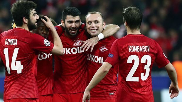 
                <strong>Platz 10 - Spartak Moskau (fünf Spiele, elf Punkte, 12:5 Tore)</strong><br>
                Nach schleppendem Start in die Saison läuft es für Spartak Moskau seit Ende August richtig gut. Denn seitdem ist der Hauptstadtklub wettbewerbsübergreifend ungeschlagen. Durch zwei Liga-Erfolge gegen Ural Ekaterinburg (2:0) und Akhmat Grozny (2:1) konnte das Team des Italieners Massimo Carrera zuletzt wieder zu den Spitzenteams der Premier Liga aufschließen. Und international zeigte der Champions-League-Teilnehmer zuletzt einen äußerst beeindruckenden Auftritt. So schossen die Russen den FC Sevilla gleich mit 5:1 aus dem Stadion, sind damit in der Gruppenphase der Königsklasse immer noch ungeschlagen (ein Sieg, zwei Unentschieden).
              