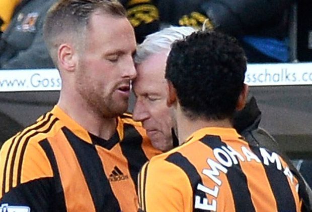 
                <strong>Alan Pardew vs. Dadiv Meyler</strong><br>
                Ein weiterer Fall kommt aus der Premier League: Alan Pardew (M.), Trainer bei Newcastle United, verpasst David Mayler (li.), Spieler bei Hull City, im Laufe des 4:1-Sieges seiner Mannschaft einen Kopfstoß.
              