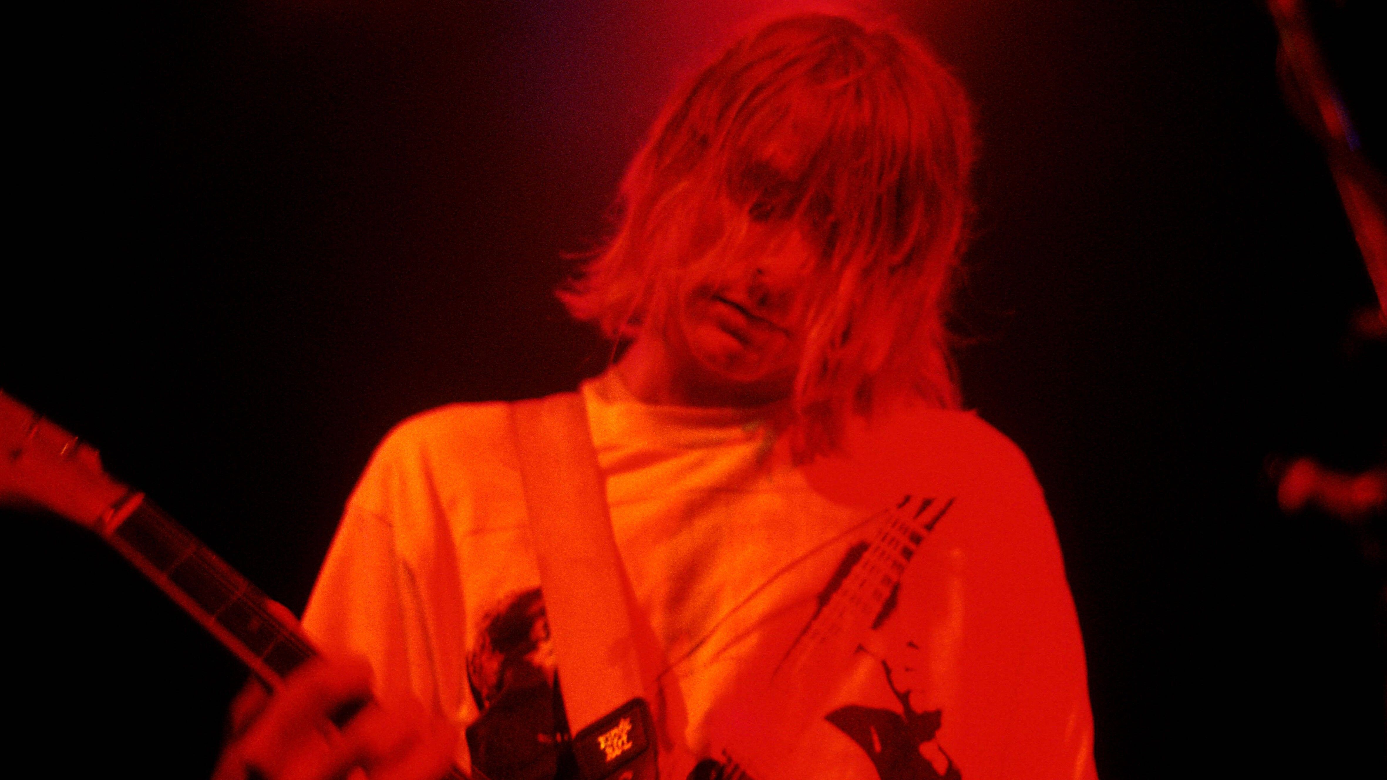 
                <strong>Kurt Cobain begeht Selbstmord</strong><br>
                Im April 1994 wurde Kurt Cobain tot in einem Hotelzimmer gefunden. Berauscht von einer Überdosis erschoss sich der Sänger, der einen Abschiedsbrief hinterließ. Zuvor war er mit der Band Nirvana global erfolgreich.
              