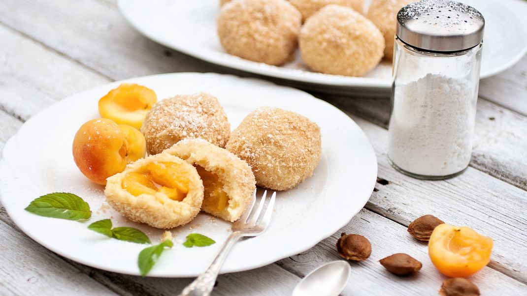 Aprikosen- oder auch Marillenknödel sind im Sommer ein beliebtes süßes Gericht.