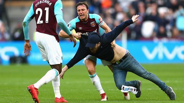 
                <strong>West Ham United: Randale bei 0:3-Pleite gegen Burnley</strong><br>
                Nachdem West Ham in der 66. Minute mit 0:1 in Rückstand geriet, gingen einigen Fans komplett die Sicherungen durch. Aus Protest gegen die Besitzer des Londoner Traditionsklubs, David Gold und David Sullivan, stürmten einige Anhänger das Feld und es kam zu unschönen Szenen - mittendrin Routinier Mark Noble (hi.), der gegenüber einem Platzstürmer sogar handgreiflich wurde.
              