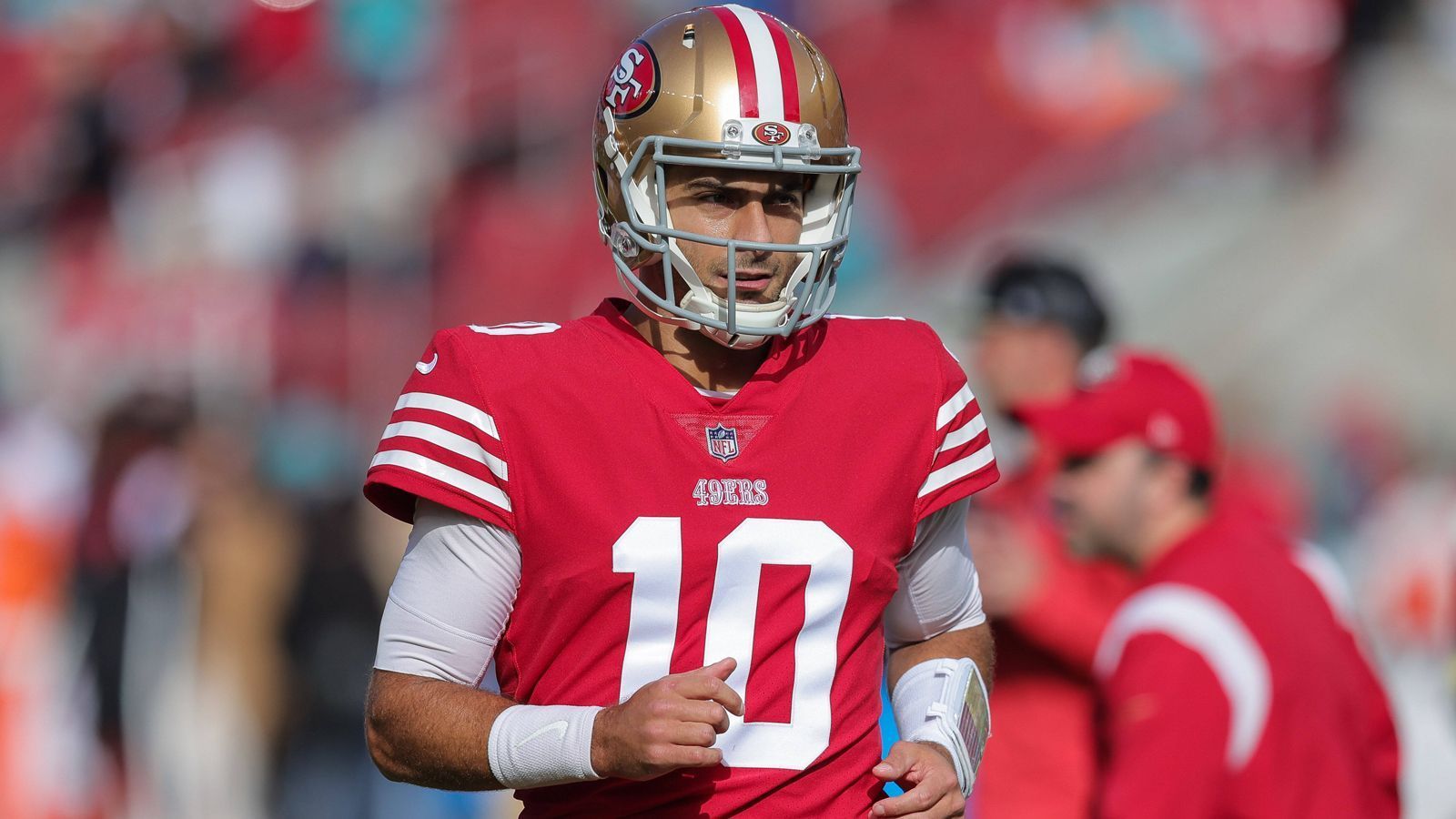
                <strong>Jimmy Garoppolo</strong><br>
                Jimmy Garoppolo und die San Francisco 49ers haben keine gemeinsame Zukunft. Bereits vor der Saison gab es hartnäckige Gerüchte um einen Weggang. Doch es kam anders: Als Starting-Quarterback Trey Lance sich eine Verletzung zuzog, bewies Garoppolo seine Qualität. In zehn Spielen als Starter führte er seine Mannschaft zu sieben Siegen, warf 16 Touchdown-Pässe und nur vier Interceptions. Dann stoppte ihn ein Fußbruch. Zur neuen Saison wird er Free Agent und könnte daher nach Las Vegas umsiedeln.
              