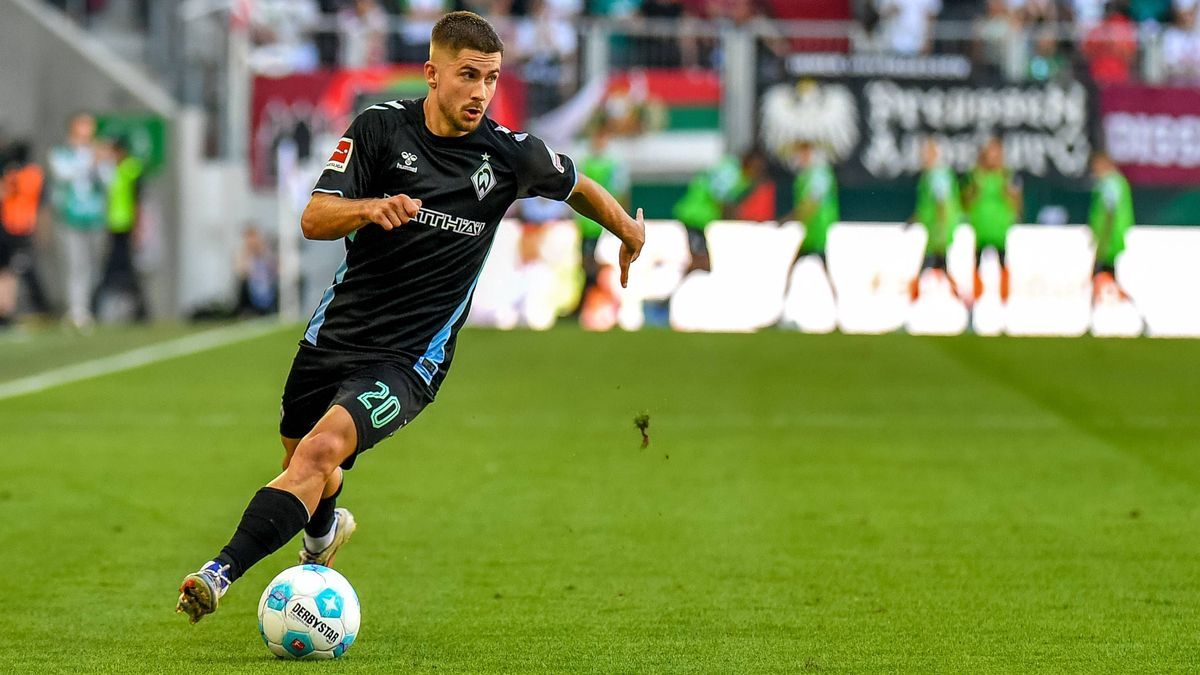 Romano Schmid (20 Bremen) in Aktion beim Bundesligaspiel FC Augsburg - SV Werder Bremen am 24.08.2024. ***DFL and DFB regulations prohibit any use of photographs as image sequences and or quasi-vid...