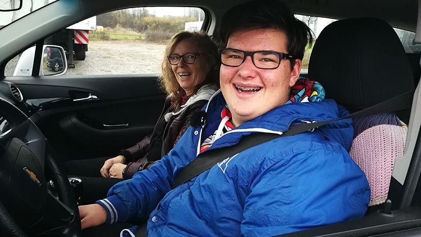 Andrea und Fabian haben sichtlich Spaß bei der gemeinsamen Fahrstunde.