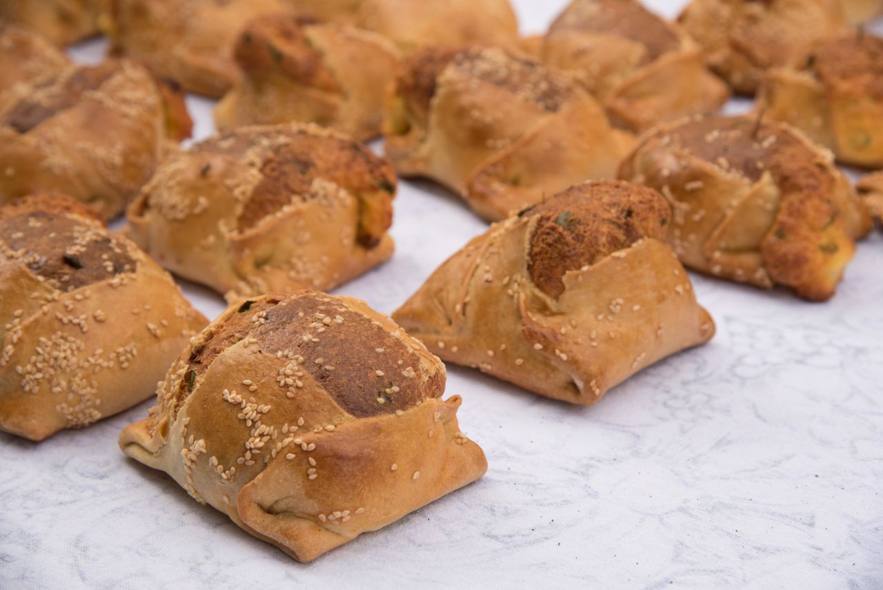 Zypern: Gefüllt mit Käse und Minze eignen sich die leckeren Hefetaschen Flaounes  schon fast als Partygebäck. Sesam verziert die Köstlichkeit.