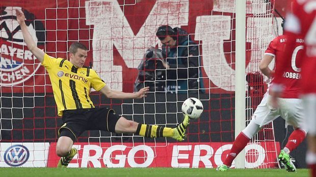 
                <strong>Sven Bender (Borussia Dortmund)</strong><br>
                Sven Bender (Borussia Dortmund): Beim Stand von 1:2 aus Dortmunder Sicht verhinderte Sven Bender mit einer überragenden Fußabwehr auf der Linie, dass Arjen Robben die Bayern-Führung im DFB-Pokal-Halbfinale ausbauen konnte - eine Schlüsselszene für den späteren 3:2-Erfolg des BVB.
              