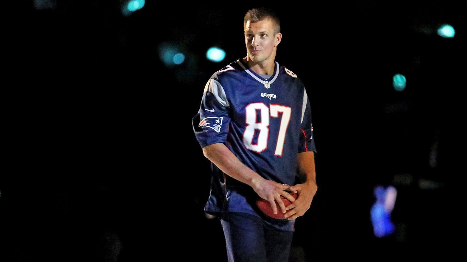 
                <strong>Rob Gronkowski, Karriereende: 2018</strong><br>
                Dass "Gronk" Entertainer-Qualitäten hat, hat er bereits in seiner aktiven Karriere bewiesen. Wenige Spieler vereinten sportliches Können und Show-Talent so gut, wie der langjährige Tight End der New England Patriots. Für viele gilt Gronkowski als der beste Tight End der NFL-Geschichte. Ein Platz in der Hall of Fame dürfte dem dreimaligen Super-Bowl-Sieger (XLIX, LI, LIII) sicher sein . Neuerdings versucht sich "Gronk" als Wrestler bei der WWE. Zuvor hatte er allerdings auch einen Gastauftritt als NFL-Experte bei "Fox" - absolutes Must-See-TV.
              