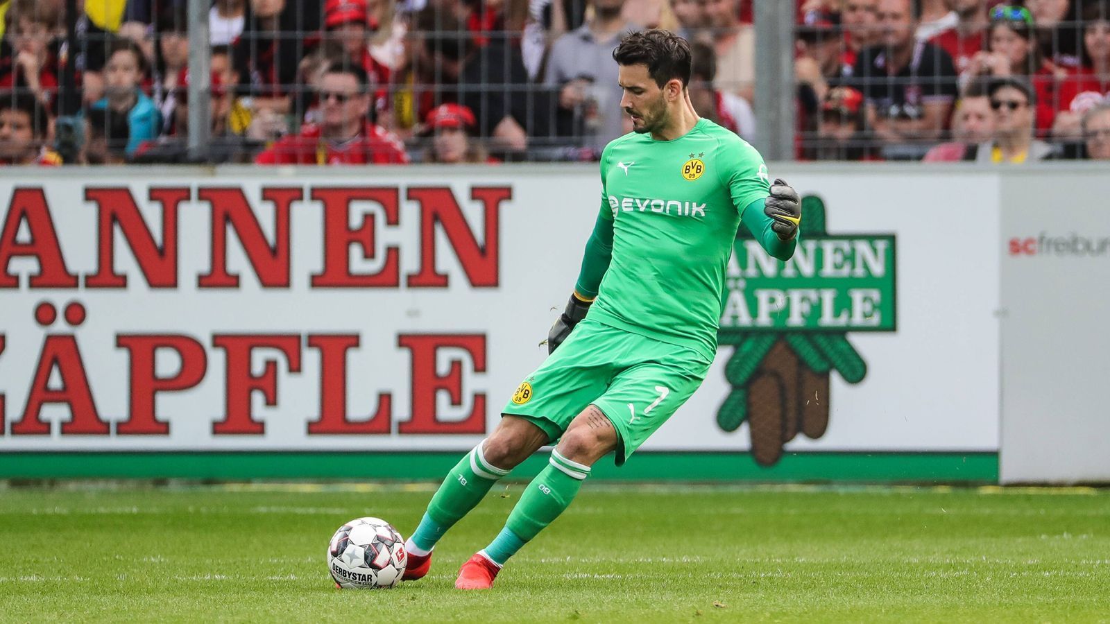 
                <strong>Roman Bürki</strong><br>
                Gegen Mainz hielt Bürki den knappen Sieg der Dortmunder noch fest, in Freiburg erlaubt er sich in der Anfangsphase gleich mal einen schlimmen Fehlpass vor die Füße des Gegners. Nur weil Weigl Grifos Schuss abfälscht, bleibt Bürkis Fehler ohne Konsequenz. In der 51. Minute im Glück, als er im Strafraum-Getümmel den Ball durch die Finger flutschen lässt, dank eines Abprallers den Ball dann aber zu fassen bekommt. ran-Note: 4
              