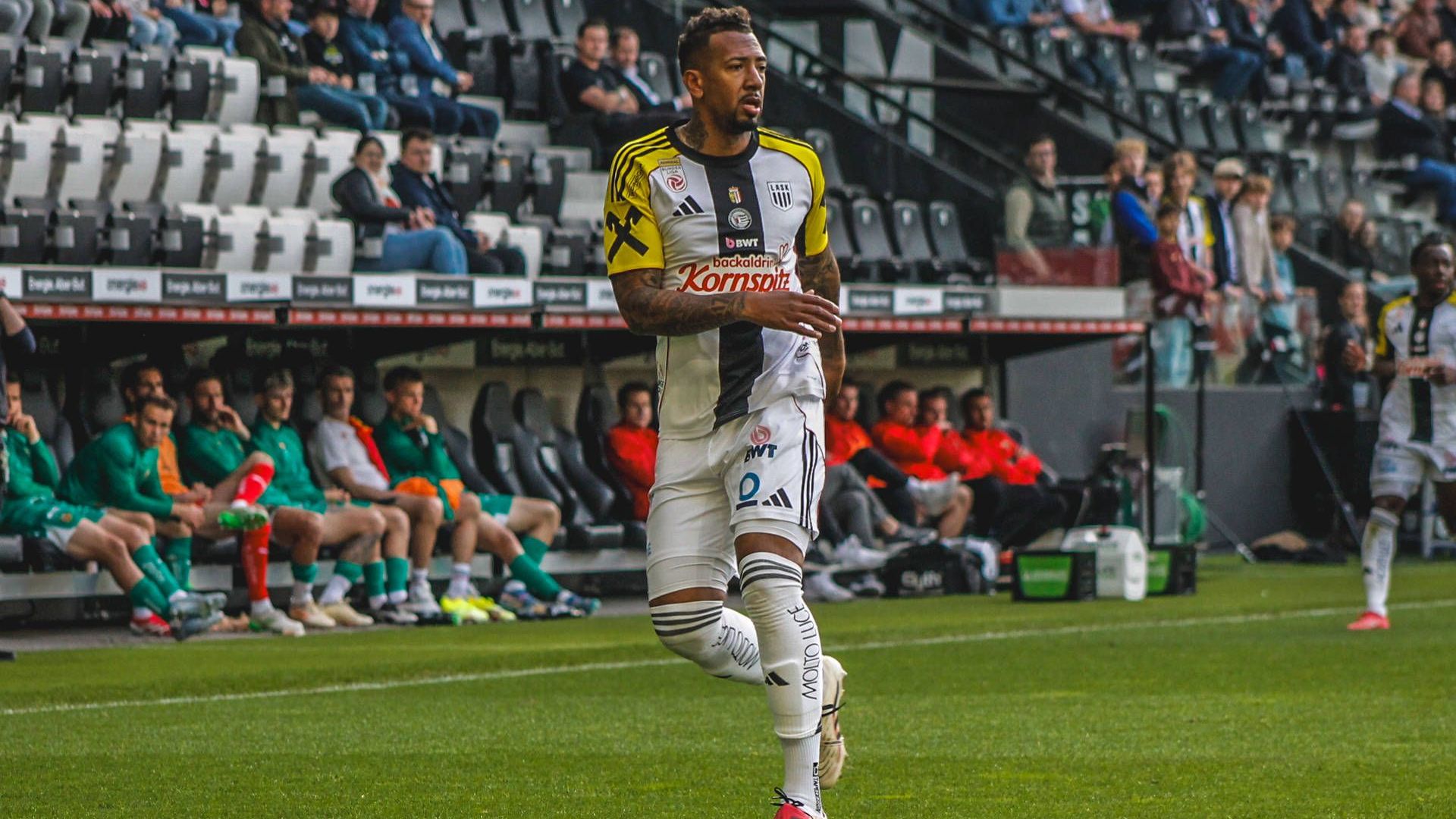 <strong>4. Jerome Boateng (37) mit 29 Titeln<br></strong><strong>Gewonnene Titel:</strong> 1x Weltmeister (2014); 2x Champions-League-Sieger (2013, 2020); 9x Deutscher Meister (2013, 2014, 2015, 2016, 2017, 2018, 2019, 2020, 2021); 5x Deutscher Pokalsieger (2013, 2014, 2016, 2019, 2020); 1x UEFA-Supercup-Sieger (2013, 2020); 2x FIFA-Klub-Weltmeister (2014, 2021); 5x Deutscher Superpokalsieger (2012, 2016, 2017, 2018, 2020); 1x U21-Europameister (2009); 1x Englischer Pokalsieger (2011)<br><strong>Position</strong>: Innenverteidiger<br><strong>Vereine</strong>: Hertha BSC, Hamburger SV, Manchester City, FC Bayern München, Olympique Lyon, US Salernitana, LASK Linz