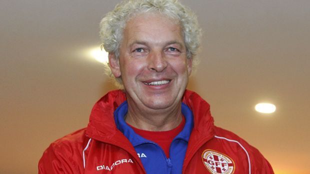 
                <strong>Trainer 2005 - 2008: Klaus Toppmöller</strong><br>
                Kaum Erfolge: 2005 bis 2008 trainierte Georgien unter Klaus Toppmöller. Mit ihm holten die Osteuropäer nur drei Siege aus zwölf Spielen und ersetzten den Deutschen schließlich durch den Argentinier Hector Cuper.
              