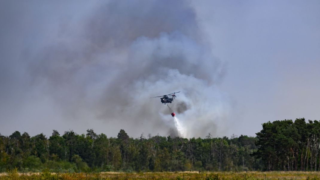 In der Gohrischheide arbeiten Hunderte Helfer daran, die Flammen unter Kontrolle zu kriegen.