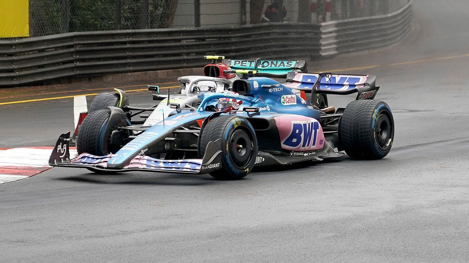 
                <strong>Verlierer: Esteban Ocon (Alpine)</strong><br>
                Als Neunter sieht Esteban Ocon in Monaco die Zielflagge. Und zwei WM-Punkte wären auch ein absolut ordentliches Ergebnis nach Startplatz zehn. Doch dummerweise ist da die Szene mit Lewis Hamilton in Sainte Devote, der ersten Kurve nach Start-und-Ziel. Als der Mercedes-Star mit aller Macht am Alpine vorbei will, zeigt ihm Esteban Ocon nur die kalte Schulter respektive den rechten Seitenkasten seines Boliden. Es kommt zur Berührung, Hamilton beschwert sich und die Rennkommissare schreiten zur Tat. Ocon wird mit einer Fünf-Sekunden-Strafe belegt, die am Ende auf seine Rennzeit addiert wird. Da es im Mittelfeld enorm eng zugeht und der Franzose auch keine Chance mehr hat, Hamilton zu überholen, verliert er so sagenhafte drei Plätze und wird als Zwölfter gewertet. Nutznießer sind Valtteri Bottas, Sebastian Vettel und Pierre Gasly.
              