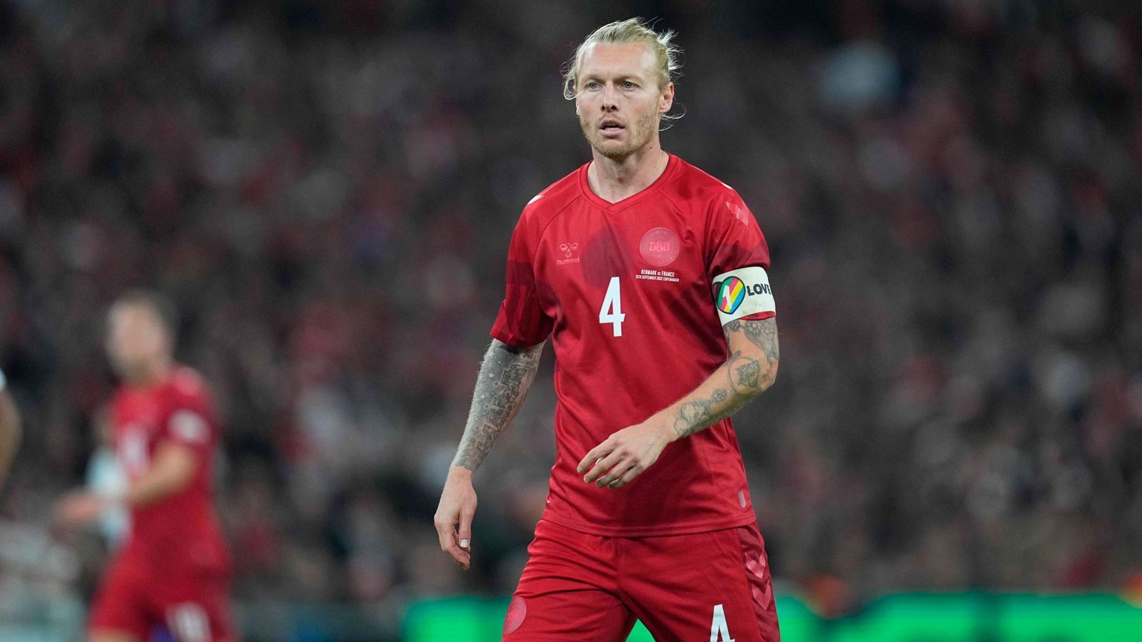 
                <strong>Dänemark: Simon Kjaer - Gruppe D</strong><br>
                &#x2022; Aktueller Verein: AC Mailand<br>&#x2022; Länderspiele: 121<br>&#x2022; Vorgänger bei der WM 2018: Simon Kjaer<br>
              