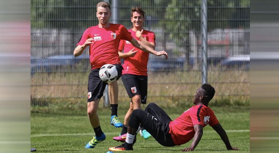 
                <strong>FC Augsburg</strong><br>
                Neu-Trainer Dirk Schuster beendete den Sommer-Urlaub der Augsburg-Profis schon am 21. Juni. Auch Neuzugang Marvin Friedrich (li.) stand schon auf dem Trainingsplatz. 
              