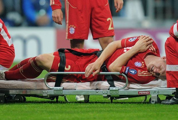 
                <strong>2011: Schlüsselbeinbruch</strong><br>
                Das tut weh. Beim Champions-League Gruppenspiel gegen den SSC Neapel wird Bayerns Nummer 31 nach einem Zusammenprall mit Gökhan Inler ausgewechselt. Diagnose: Schlüsselbeinbruch. Ausfallzeit: Zwei Monate.
              