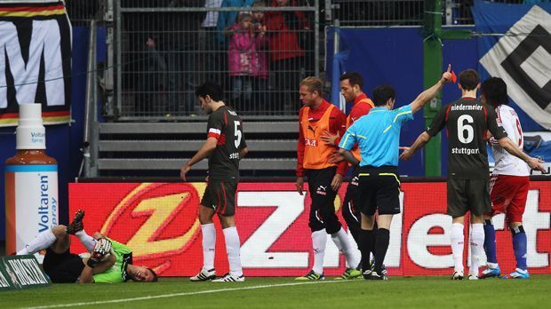 
                <strong>Sven Ulreich</strong><br>
                Sven Ulreich (03. März 2012): In der 55. Minute liegt der Hamburger SV gegen den VfB Stuttgart mit 0:3 hinten. Paolo Guerrero verliert die Nerven und begeht ein derbes Foul. Er tritt Torwart Sven Ulreich von hinten in die Wade und nimmt eine Verletzung des Keepers in Kauf. Der Südamerikaner sieht zurecht die Rote Karte und wird vom DFB-Sportgericht für acht Spiele gesperrt. 
              