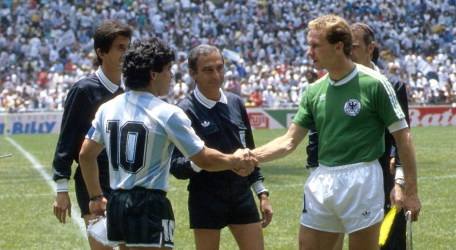 
                <strong>Karl-Heinz Rummenigge</strong><br>
                Karl-Heinz Rummenigge: Die WM 1986 stand für den deutschen Kapitän Karl-Heinz Rummenigge (Bild re. neben Diego Maradona) unter keinem guten Stern. Vor dem Turnier zog er sich einen Muskelfaserriss zu, der ihn während der gesamten WM plagte. In der Vorrunde wurde der damals 30-Jährige dreimal eingewechselt, danach stand er in der Startelf, spielte aber nur zweimal durch. Sein einziges Tor erzielte Rummenigge im Finale gegen Argentinien. Danach trat er zurück.
              