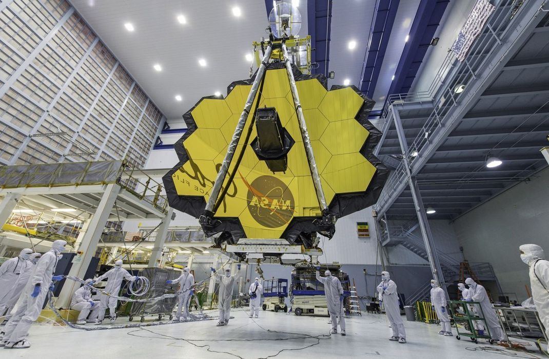Techniker heben das Teleskop mit einem Kran im Goddard Space Flight Center in Greenbelt.