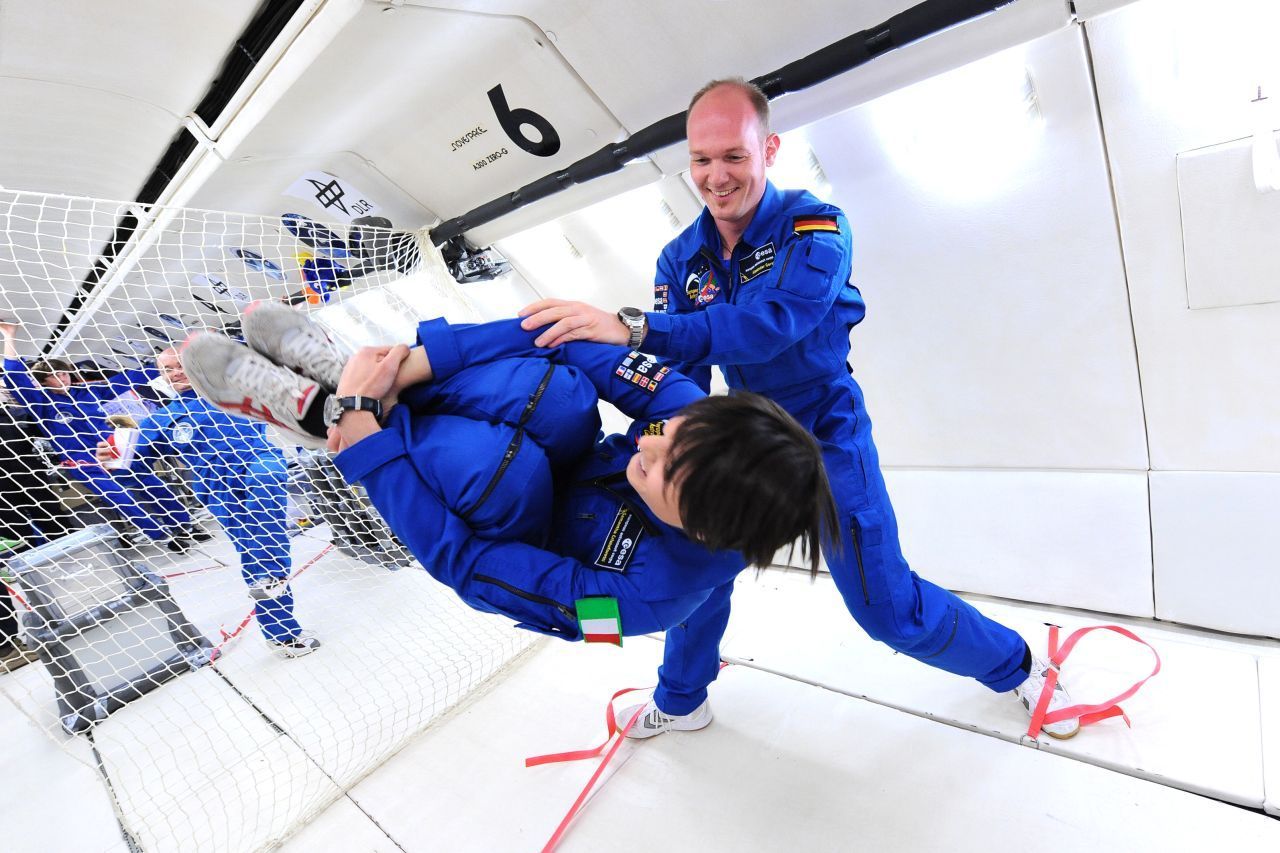 Als sich Maurer 2008 als Astronaut bei der ESA bewarb, schaffte er es von 8.500 Bewerbern unter die letzten zehn - doch dann war Schluss. Weiter kam hingegen sein deutscher Vorgänger Alexander Gerst, der dann wie hier im Bild mit seiner italienischen Kollegin Samantha Cristoforetti bei Parabelflügen die Schwerelosigkeit üben durfte. 