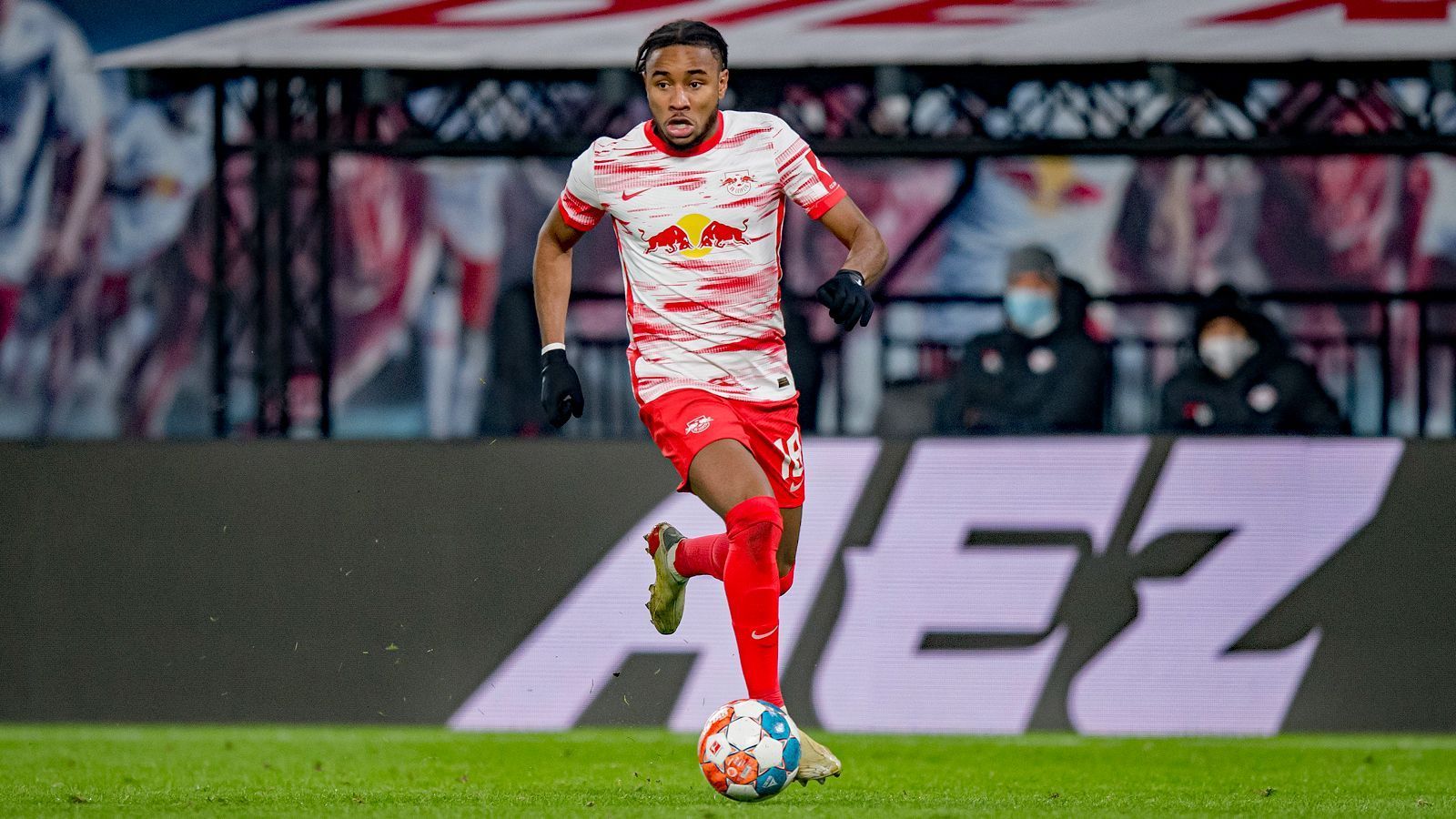 
                <strong>Mittelfeld: Christopher Nkunku (RB Leipzig)</strong><br>
                Die Leipziger spielten eine eher durchwachsene Bundesliga-Hinrunde, Trainer Jesse Marsch musste nach nicht einmal einem halben Jahr gehen und wurde durch Domenico Tedesco ersetzt. Eine der wenigen Konstanten bei den Leipzigern war Christopher Nkunku. Der Franzose überzeugte sowohl als Torjäger sowie auch als Vorlagengeber. Der 24-Jährige wurde zuletzt immer mal wieder mit ausländischen Topklubs in Verbindung gebracht, etwa Manchester United und Manchester City sowie mit einer möglichen Rückkehr zu seinem Ex-Klub Paris St. Germain.
              