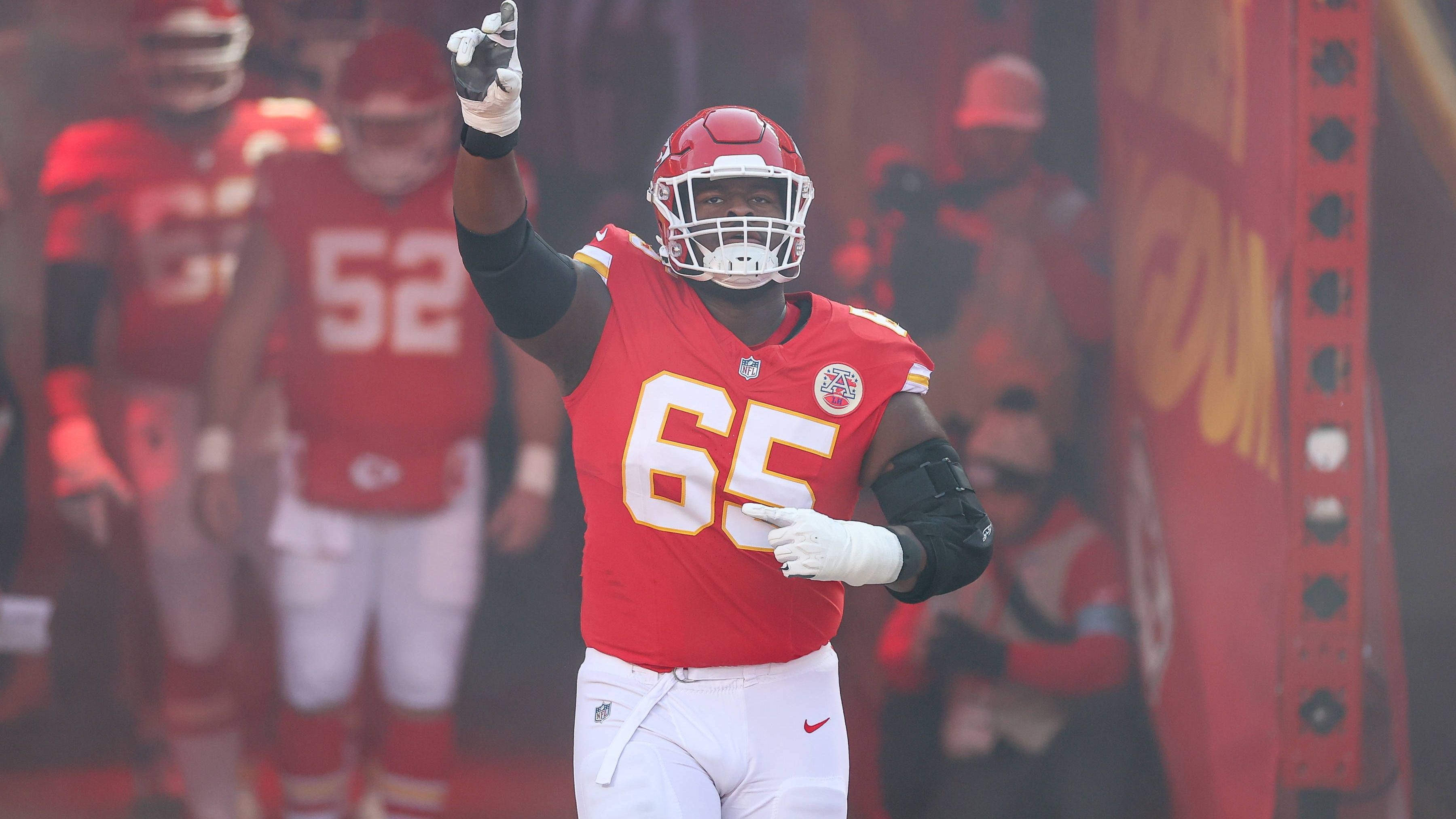 <em><strong>Franchise Tag und Transition Tag: NFL verkündet Gehälter für 2025</strong><br>Die Kansas City Chiefs haben Trey Smith mitgeteilt, dass sie ihn via Franchise Tag binden wollen. Damit kommen Profis, deren Verträge auslaufen, nicht auf den Markt – erhalten dafür aber einen fürstlich entlohnten Einjahresvertrag, sofern sie unterzeichnen. Nun hat die NFL über die Höhe der Franchise- und Transition-Tags für 2025 informiert. <strong>ran</strong> zeigt die Gehälter pro Position.</em>