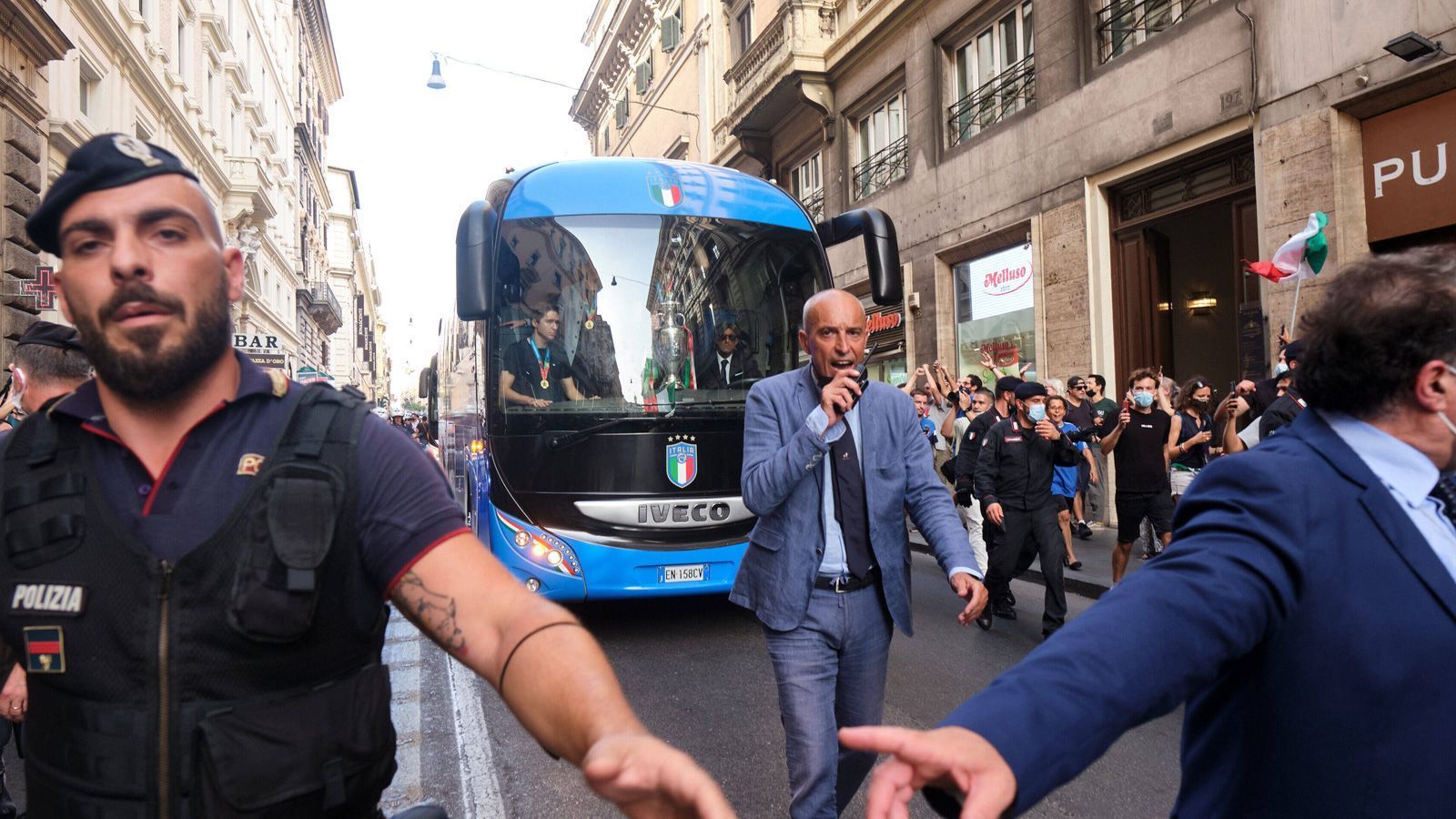 
                <strong>Der Präsident wartet schon</strong><br>
                Der Bus wird von Polizisten und Sicherheitsbeamten durch die Straßen Roms gelotst.
              