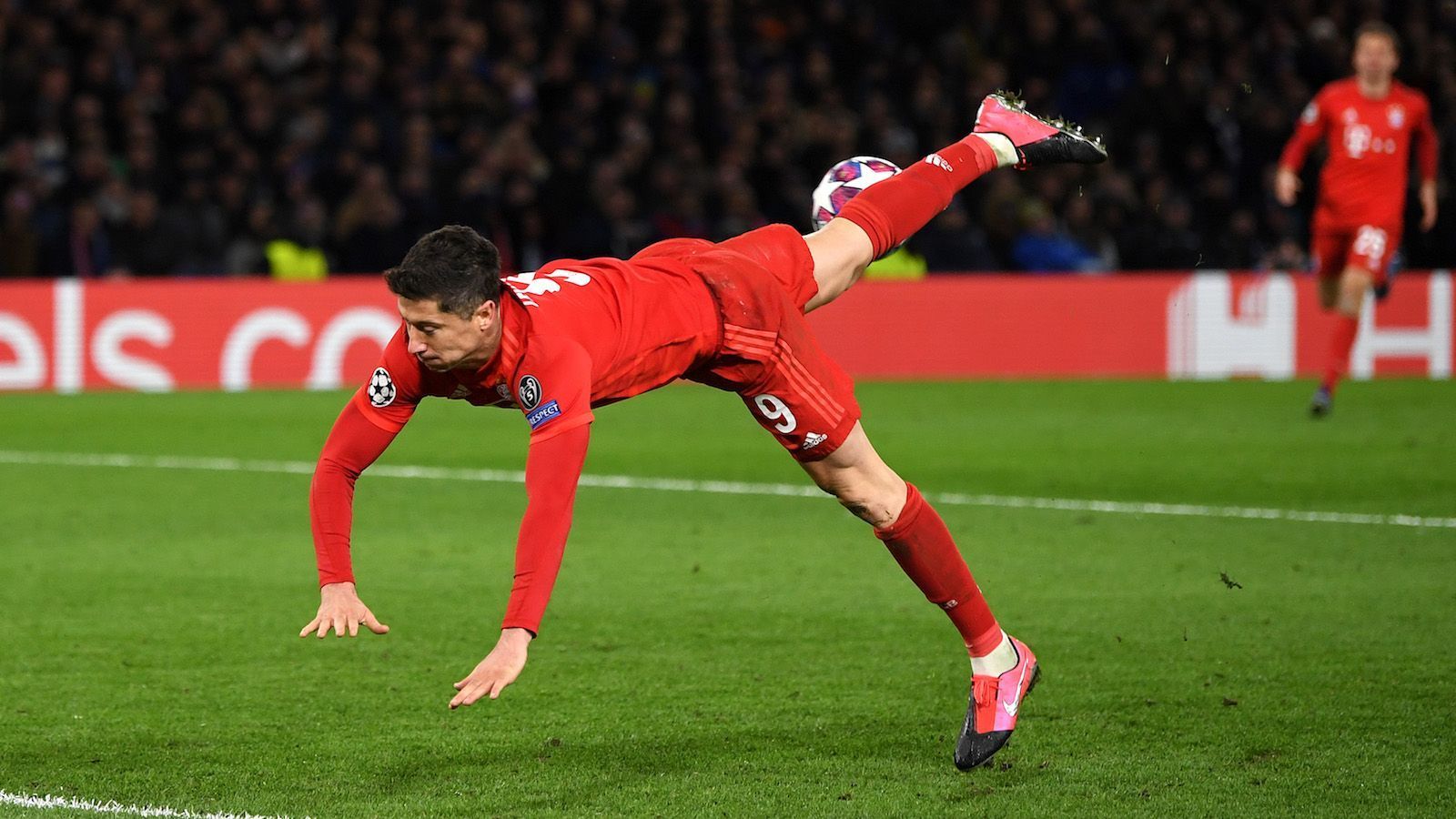 
                <strong>Robert Lewandowski (FC Bayern München)</strong><br>
                25 Treffer in 23 Spielen - Lewy hat noch immer den für nie wiederholbar gehaltenen Rekord von Gerd Müller (40 Tore in der Saison 1971/72) im Blick. Der Pole fühlt sich in München sauwohl, Real Madrid ist weit weg. War schon unter Kovac gut, hat aber unter Flick noch mehr Bock. Stellt sich auch immer wieder in den Dienst der Mannschaft und malocht für einen zentralen Stürmer richtig viel. Die derzeit beste Nummer 9 der Welt. 
              