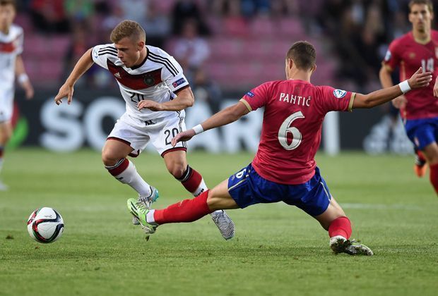 
                <strong>Max Meyer</strong><br>
                Ihm fehlt die Durchschlagskraft und die Effizienz bei seinen Pässen. Verzettelt sich häufig mit seinen Dribblings, oft springt ihm der Ball zu weit vom Fuß. Hat nur wenige Ballkontakte - ran-Note: 5
              