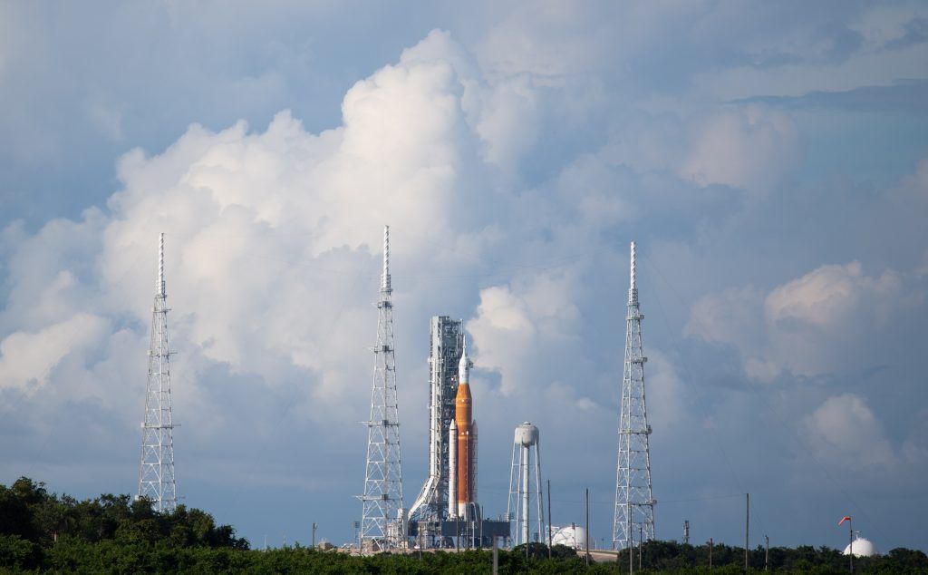 Die NASA hatte den Start mehrmals verschoben. Erst war ein Tropensturm über den Startplatz in Florida hinweggezogen. Dann hatten Ingenieur:innen ein Leck in einer Treibstoffleitung gefunden. 