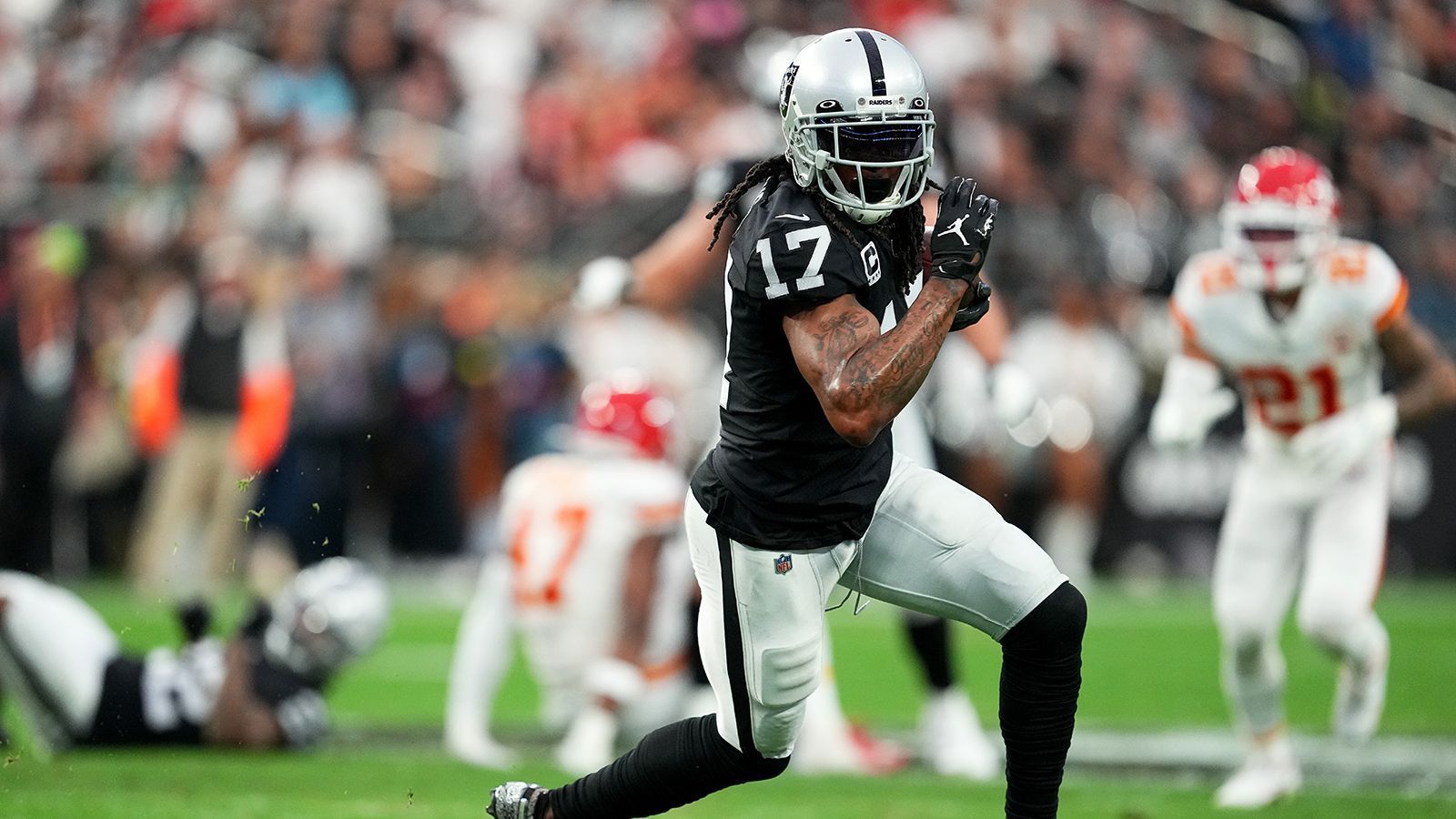 <strong>Las Vegas Raiders: Stärken (Offensive)</strong><br>
                Passempfänger Davante Adams gehört in die Riege der Top-Receiver und sorgte in der abgelaufenen Spielzeit mit seinem Route Running und spektakulären Catches regelmäßig für Aufmerksamkeit. Running Back Josh Jacobs sammelte die meisten Rushing Yards, aktuell herrscht aber ein Disput über seinen Vertrag.