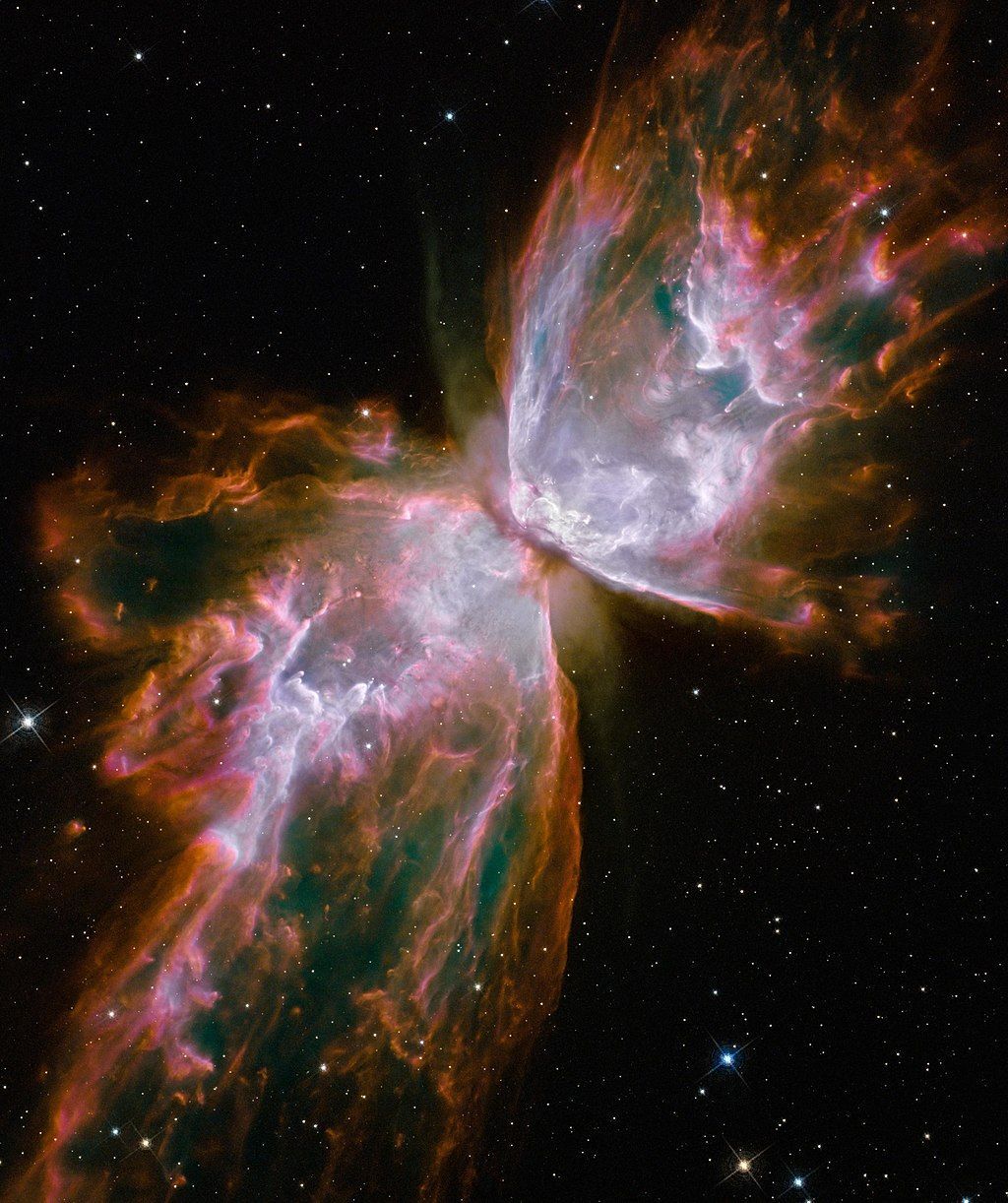 So wunderschön diese Aufnahmen auch sind, so unerreichbar sind die Orte für die Menschheit. Zum Schmetterlings-Nebel "NGC 6302" braucht schon das Licht über 4.000 Jahre. Selbst die Spannweite von diesem planetarischen Nebel beträgt drei Lichtjahre. Ein Mensch würde es dort aber ohnehin nicht aushalten: Die Oberfläche ist über 250.000 Grad Celsius heiß!