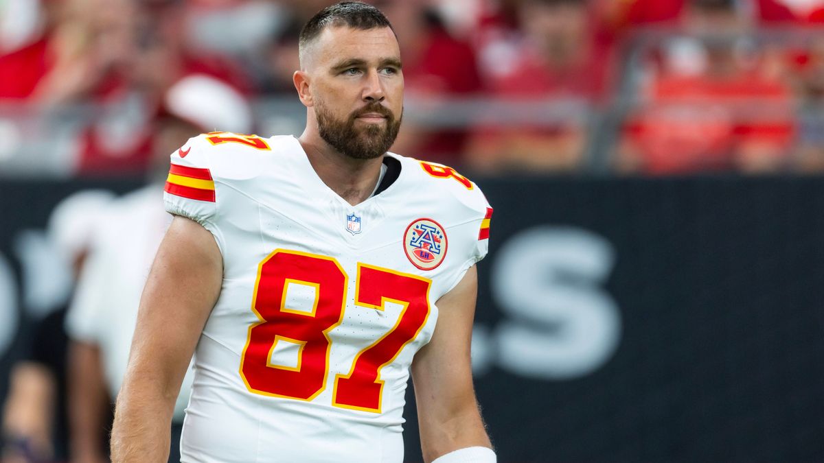 NFL, American Football Herren, USA Kansas City Chiefs at Arizona Cardinals Aug 9, 2025; Glendale, Arizona, USA; Kansas City Chiefs tight end Travis Kelce (87) against the Arizona Cardinals during a...