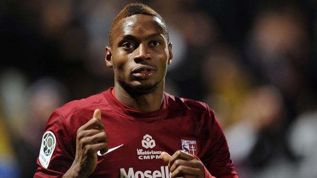 
                <strong>Diafra Sakho</strong><br>
                Diafra Sakho: Und noch ein Senegalese! Er kam 2006 mit gerade einmal 16 Jahren nach Metz und musste sich zunächst auch im B-Team behaupten. Und auch Sakho spielte sich in Metz in den Blickpunkt, erzielte bei 91 Pflichtspielen immerhin 28 Treffer. Im August 2014 schlug Premier-League-Klub West Ham zu, wo der 26-Jährige bis heute unter Vertrag steht. Wegen einer langwierigen Rückenverletzung konnte der Nationalspieler in der laufenden Saison nur zwei Mal für die "Hammers" auflaufen, erzielte dabei immerhin ein Tor.
              