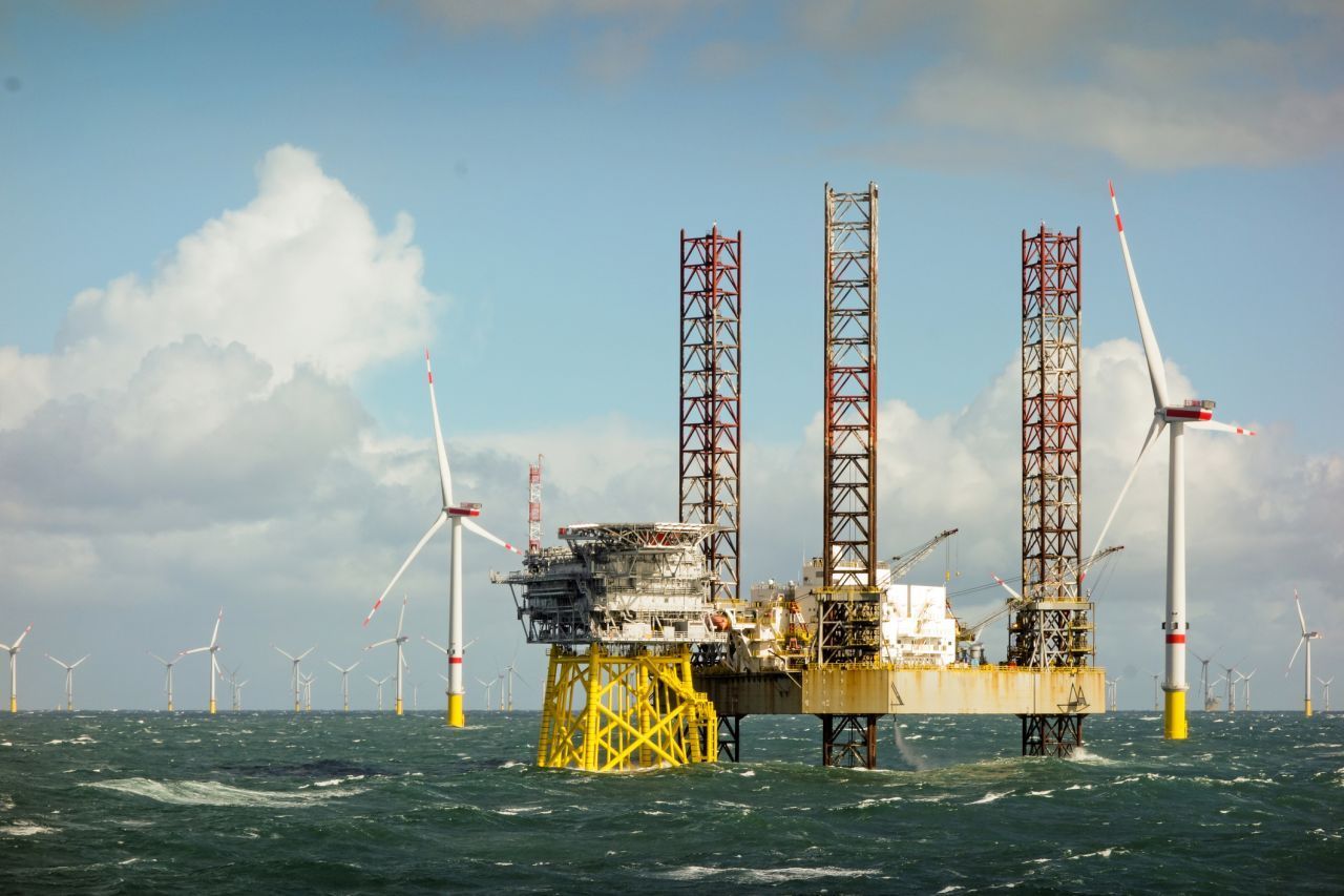 Windkraftanlagen auf dem Meer gelten als Schlüsseltechnik für die nachhaltige Energieversorgung. Die Bundesregierung hat sich zum Ziel gesetzt, die Zulassungsverfahren zur Schaffung neuer Flächen zu vereinfachen.