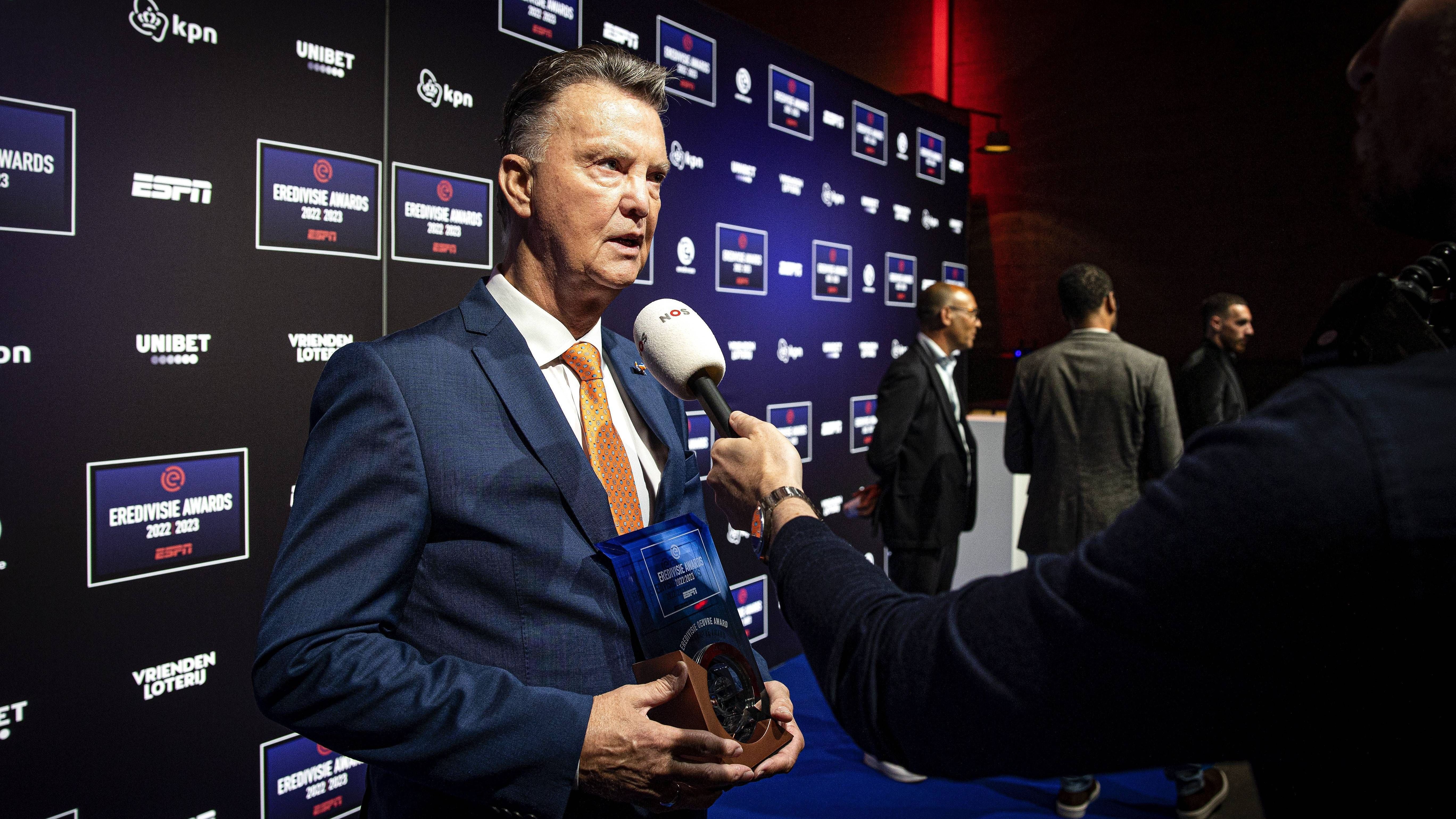 <strong>Louis van Gaal</strong><br>Im Gespräch mit der "Bild" hatte sich Louis van Gaal zuvor selbst ins Spiel gebracht. Für ein "vielversprechendes Land" sei er bereit, an die Seitenlinie zurückzukehren. Bei "Sky" erklärte er, dass er sich geehrt fühle, "dass ich als einer der Kandidaten genannt werde. Aber es wurde noch nie ein Ausländer für den Posten des Bundestrainers in Deutschland ausgewählt", so der 72-Jährige.