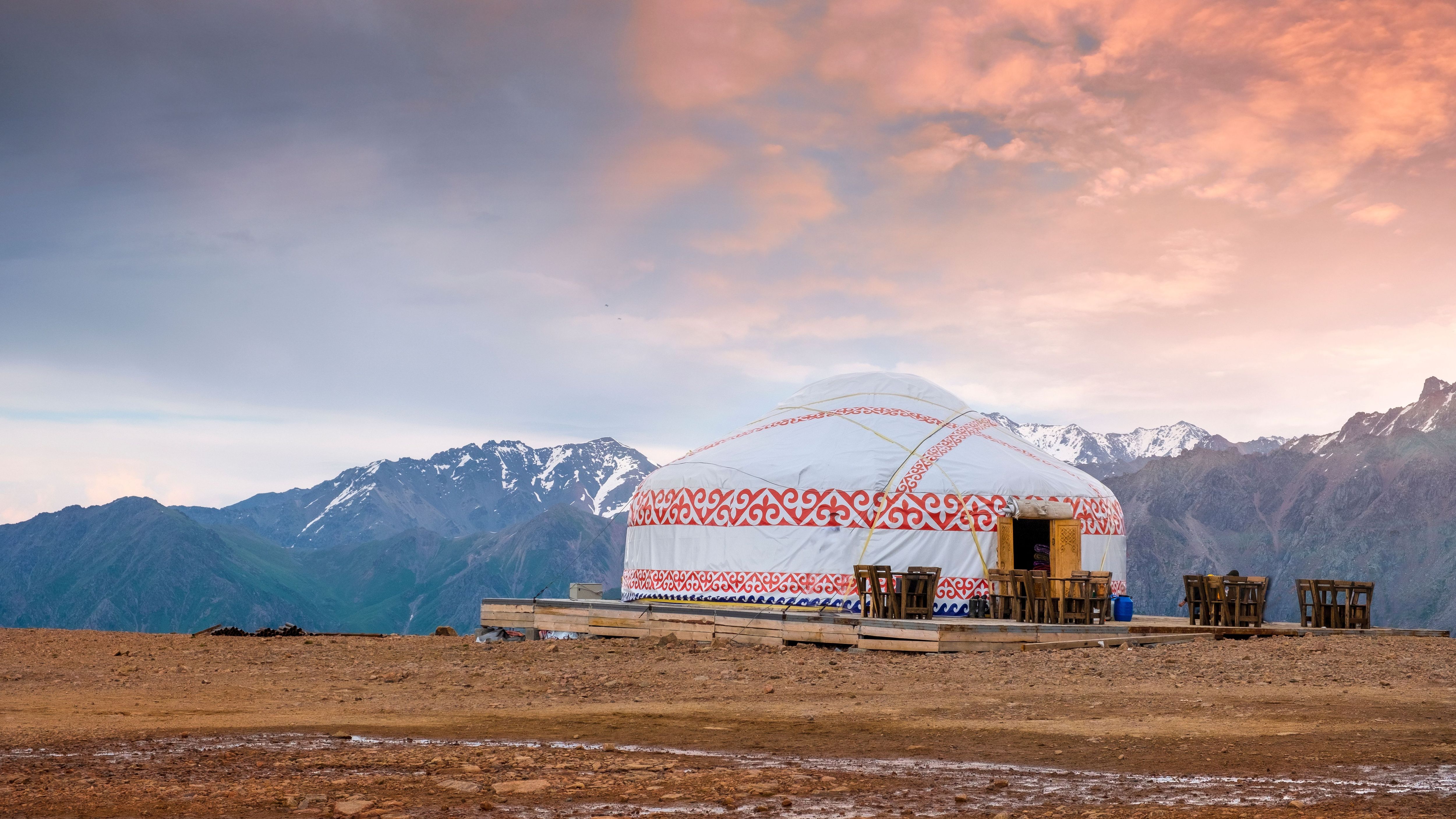 Mongolische Nomaden leben in Jurten und kommen mit extremer Kälte zurecht. In der Mongolei kann es bis zu minus 50 Grad kalt werden. Ihre Filzhäuser werden mit Holz geheizt und halten die Nomaden warm.