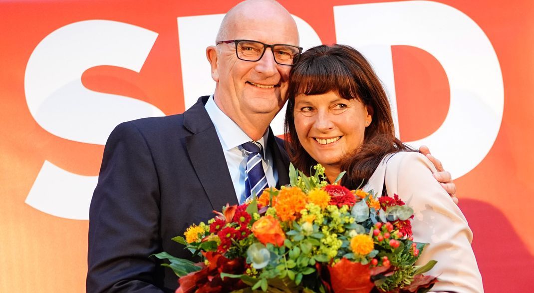 Dietmar Woidke, Ministerpräsdident und Vorsitzender der SPD in Brandenburg und seine Frau Susanne stehen nach Bekanntgabe der ersten Prognosen bei der SPD-Wahlparty auf der Bühne. 