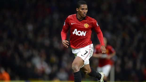 
                <strong>Antonio Valencia</strong><br>
                Bevor Di Maria nach Manchester kam, trug der Ecuadorianer Antonio Valencia für zwei Jahre die Nummer 7 auf dem Rücken. Der 32-Jährige spielte ab 2009 für United und kam einst als offensiver Flügelspieler von Wigan zum englischen Rekordmeister. Danach lief er als Rechtsverteidiger mit der 25 auf - eine Nummer, die bislang nur wenige prominente Stars wählten. Im Sommer 2019 wechselte Valencia zurück in seine Heimat Ecuador.
              