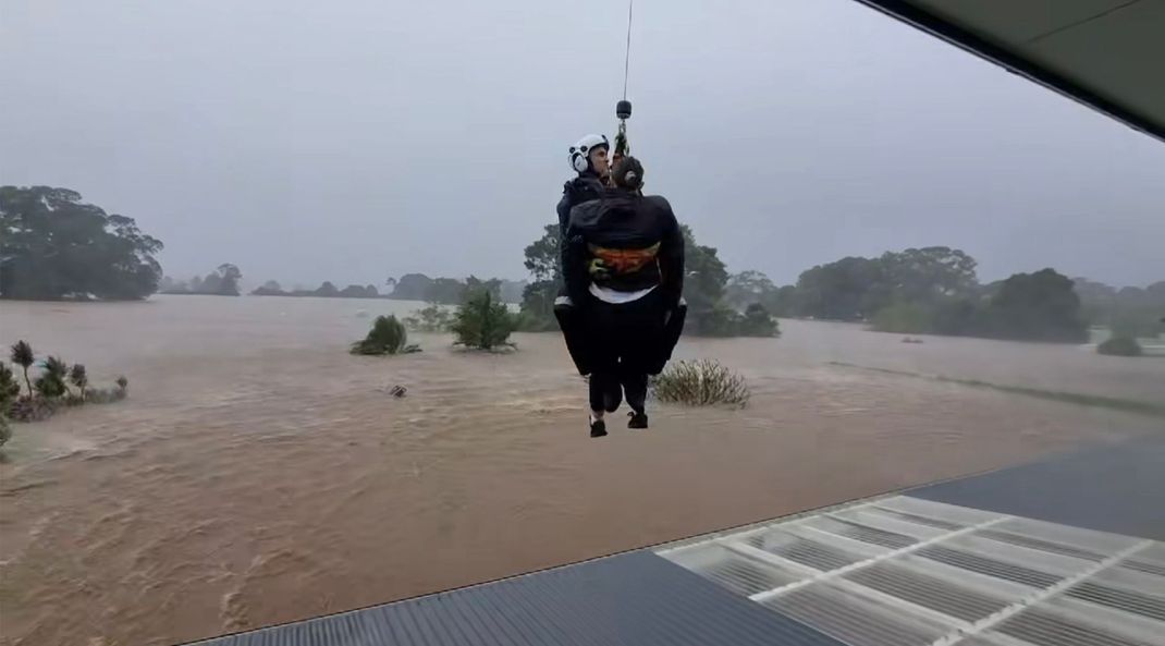 Rettung in letzter Sekunde bietet nur noch der Hubschrauber.