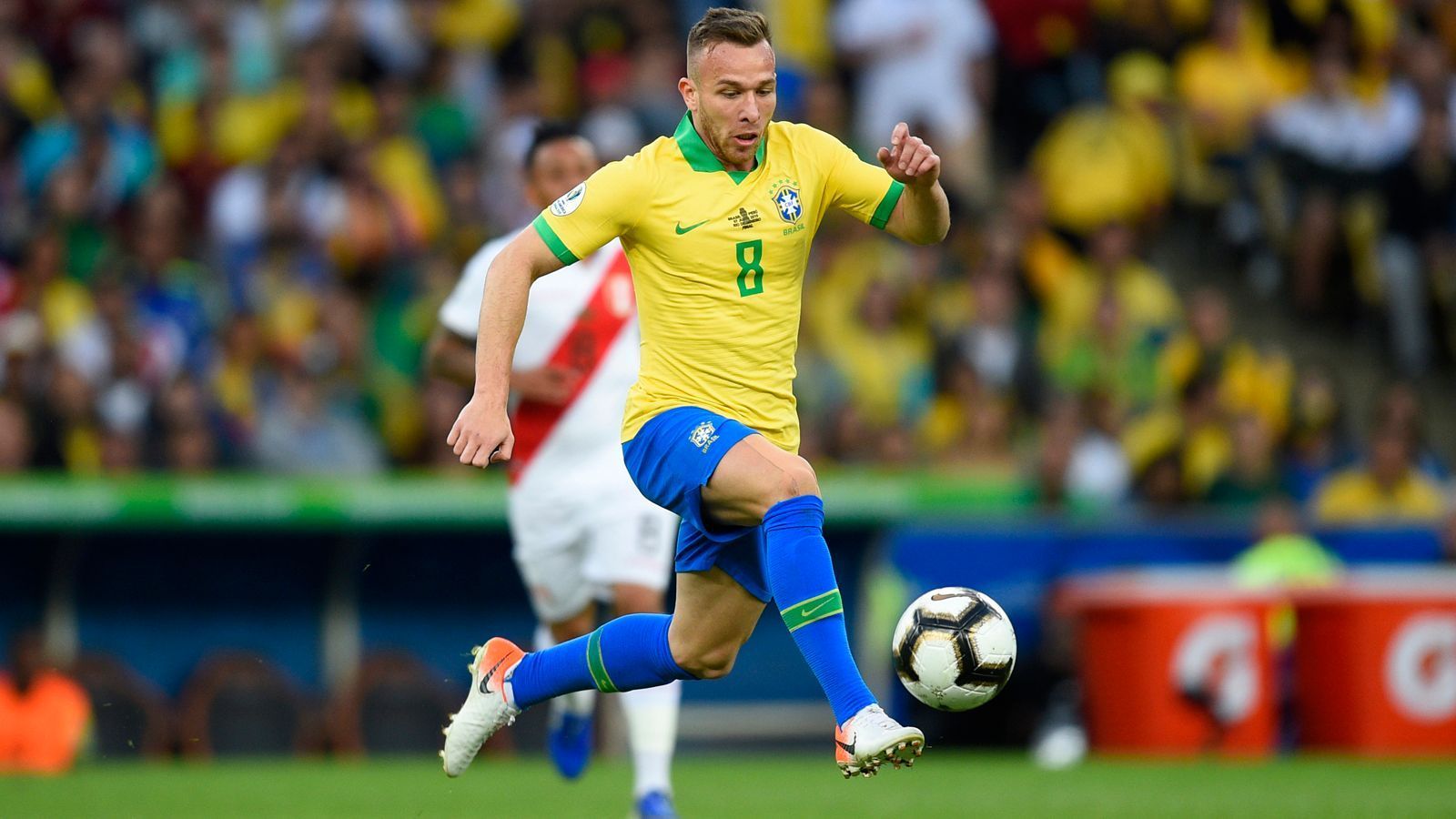 
                <strong>Mittelfeld - Arthur (Brasilien)</strong><br>
                Barcas Mittelfeldmotor Arthur rückte ab der zweiten Begegnung der Copa America gegen Venezuela in Brasiliens Startformation und blieb dort auch bis zum Finale. Im Endspiel gegen Peru steuerte der zentrale Mittelfeldspieler eine ganz wichtige Vorlage zum zwischenzeitlichen 2:1-Führungstreffer durch Gabriel Jesus bei. Nun hat der 22-jährige Arthur zehn Länderspiele auf dem Buckel - nur ein Tor für die Selecao fehlt dem lediglich 1,72 Meter kleinen Brasilianer noch.
              