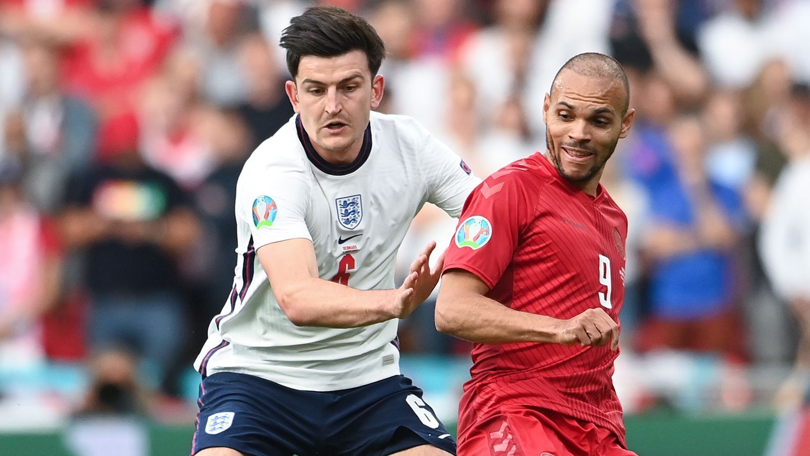 
                <strong>Harry Maguire (England)</strong><br>
                Bestätigt seine guten Leistungen bei dieser Europameisterschaft auf Anhieb. Sorgt mit scharfen Pässen auf Kane für Gefahr. Holt sich nach Ellbogeneinsatz gegen Kjaer die gelbe Karte ab (49.) Hat den Führungstreffer auf dem Kopf, doch scheitert am starken Schmeichel (55.). Unterbindet in der Schlussphase die Konter der Dänen häufig im Ansatz. ran-Note: 2
              