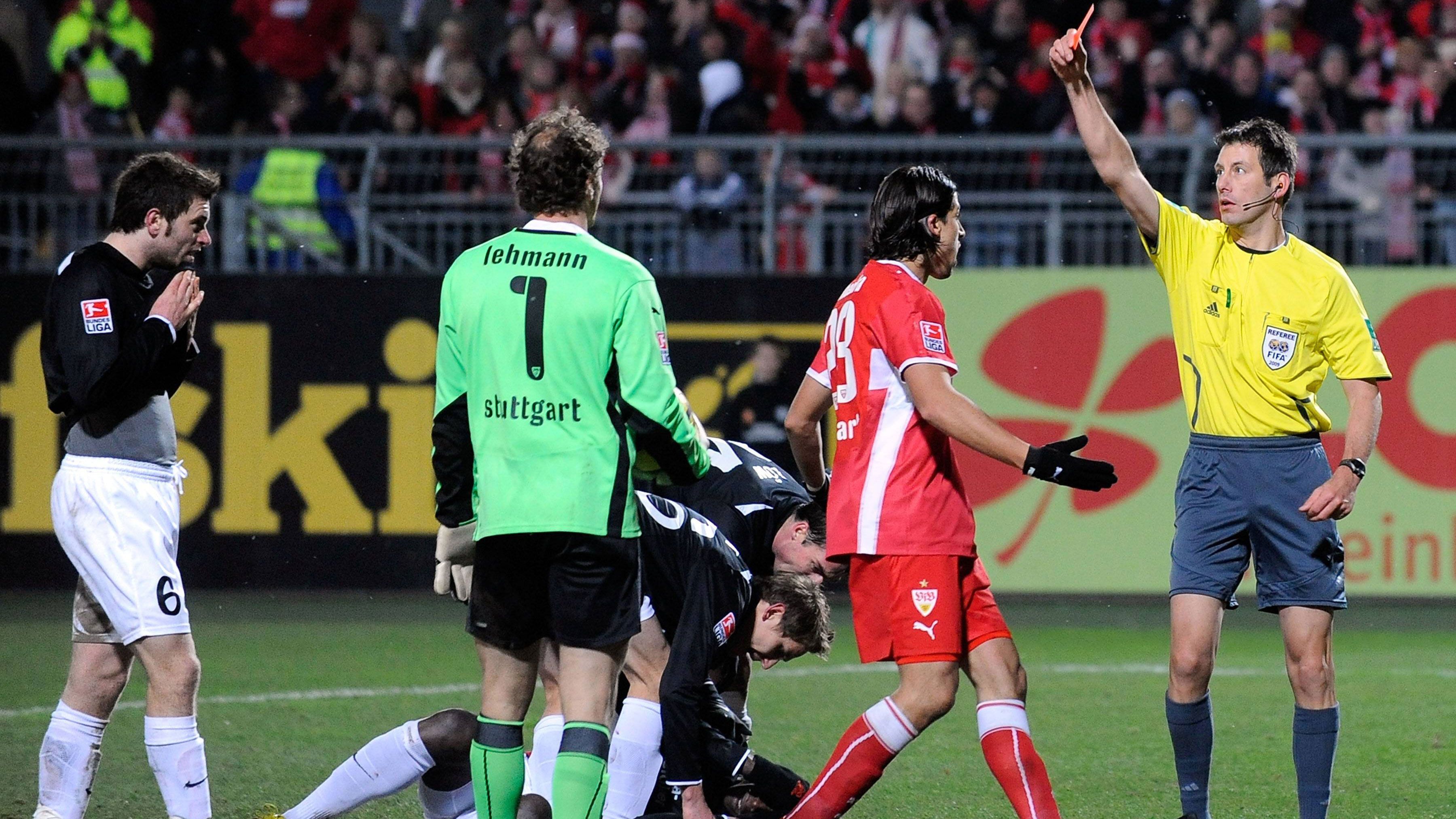 <strong>Der Mainz-Eklat</strong><br>
                13. Dezember 2009:&nbsp;Der VfB Stuttgart ist zu Gast beim 1. FSV Mainz 05. Jens Lehmann muss nach einer Tätlichkeit an&nbsp;Aristide Bance frühzeitig duschen gehen. Außerhalb des Stadions "klaut" Lehmann einem Fan die Brille, nachdem dieser ihn fragt, ob er "nicht einmal normal sein könne". Am ...