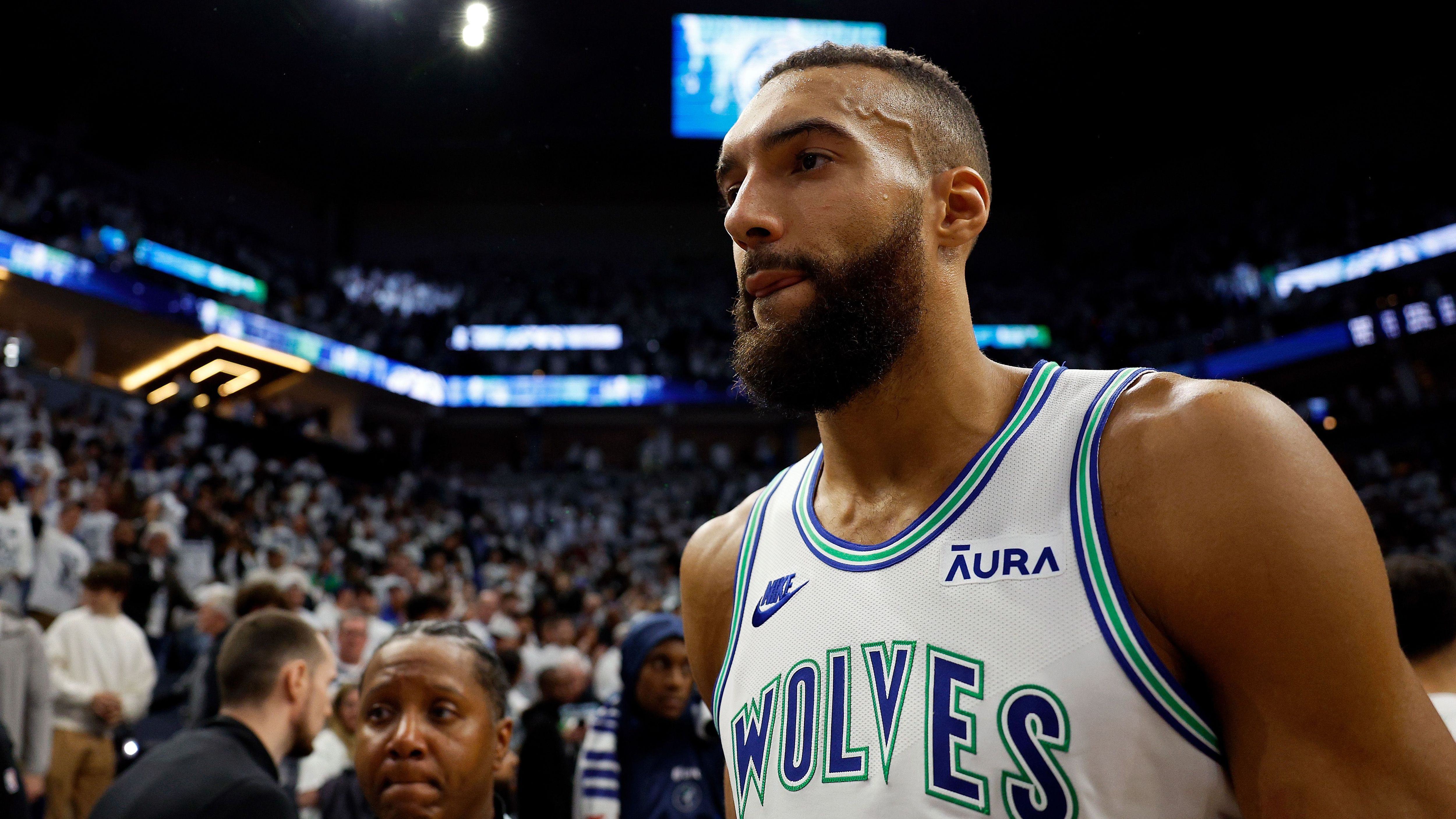 <strong>All-NBA Second Team: Rudy Gobert (Minnesota Timberwolves)</strong><br>Lange Zeit wurde darüber gesprochen, ob man in den Playoffs mit Rudy Gobert erfolgreich sein kann. Die Antwort ist "JA". Der "Stifle Tower" spielte vor allem gegen Denver eine überragende Serie. Gemeinsam mit KAT beackerte er Jokic und ließ diesen nie komplett zur Entfaltung kommen. Seine Stats: 12,1 Punkte, 9,8 Rebounds und 1,0 Blocks.