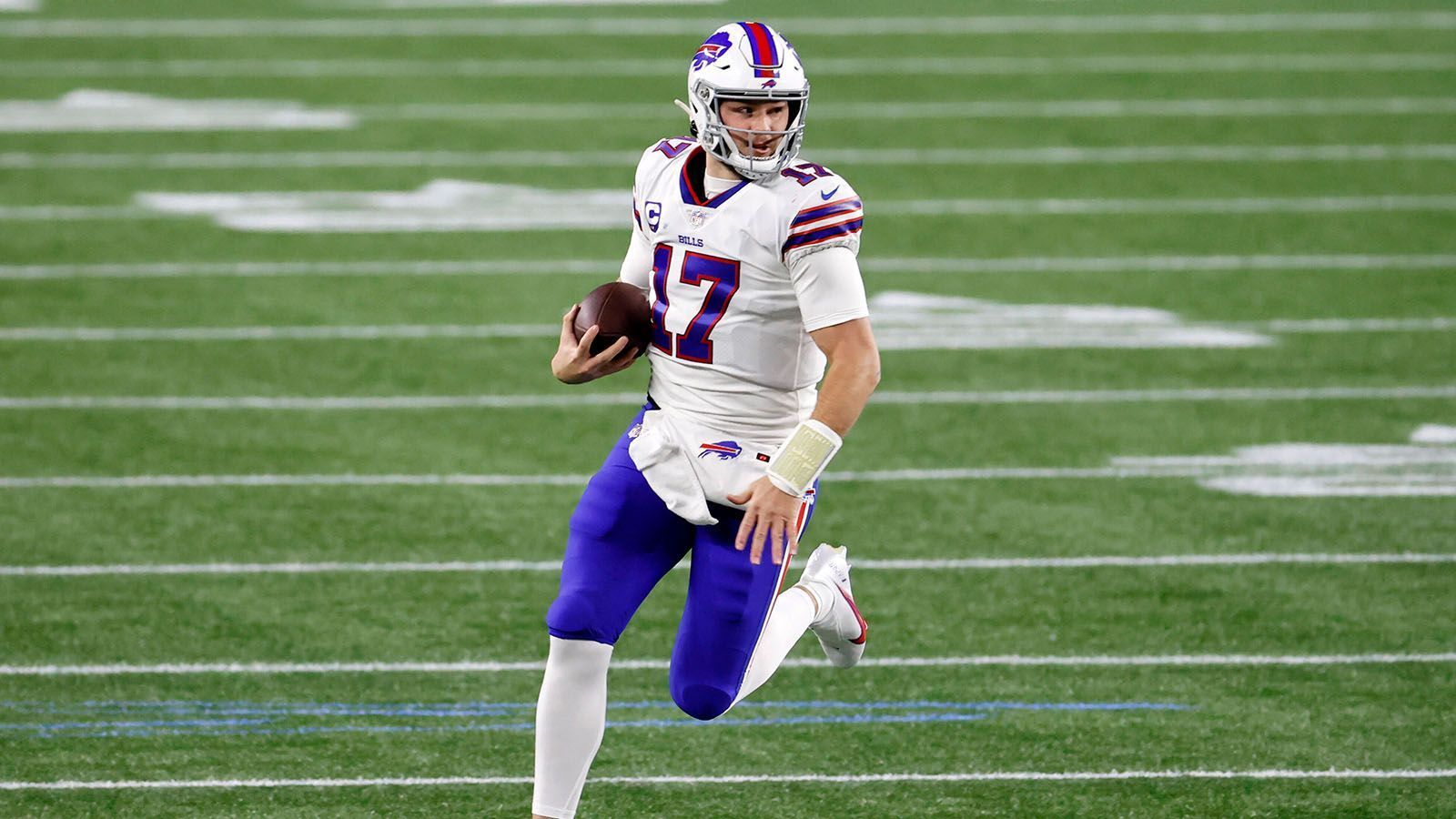 
                <strong>Platz 5: Josh Allen (Buffalo Bills)</strong><br>
                Vor der vergangenen Saison war Allen noch nicht in den Top 10 der NFL-Verantwortlichen vertreten, doch eine starke Postseason hat ihn auf Rang fünf katapultiert. Auch insgesamt verbesserte sich Allen sehr. So weist er mit 81,7 das drittbeste Quarterback-Ranking ligaweit auf und mit insgesamt 37 Touchdown-Pässen überbot er seinen Gesamtwert aus den ersten beiden Jahren. 
              