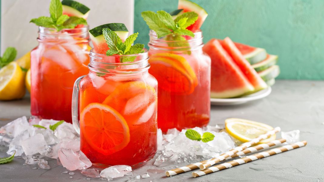 Garnieren kannst du den sommerlichen Drink mit etwas Minze, kleinen Melonenstücken und Zitronen- bzw. Limettenscheiben.