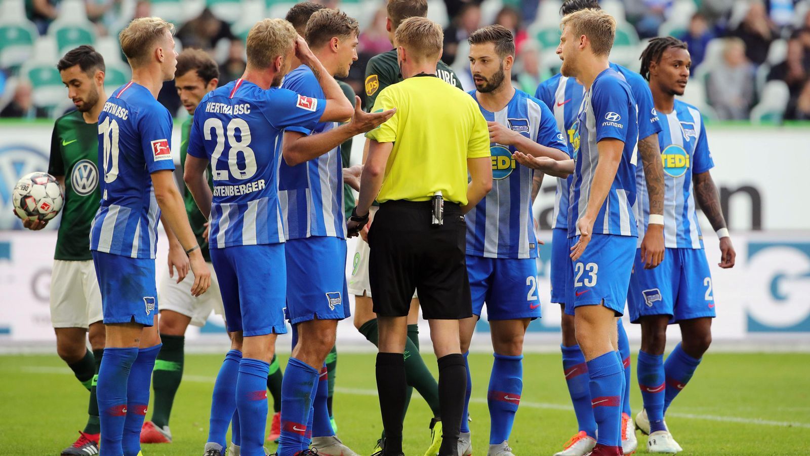 
                <strong>Herthas Elfmeter-Tollpatschigkeit </strong><br>
                Hertha BSC ist nach gutem Saisonstart das Überraschungsteam der bisherigen Spielzeit 2018/19. Dennoch muss Coach Pal Dardai mit seiner Mannschaft wohl mal über das Abwehrverhalten sprechen. Denn die Berliner haben an fünf Spieltagen in Folge einen Strafstoß verursacht - ein Novum in der langen Geschichte der Bundesliga. (Quelle: optafranz/twitter)
              